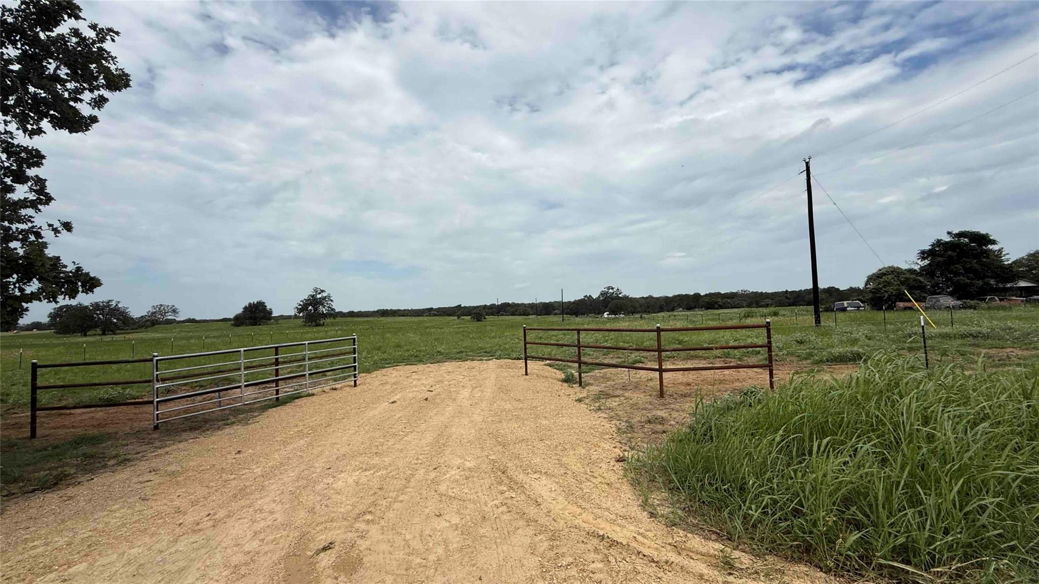 8276 Old Colony Line Rd, Dale, TX 78616