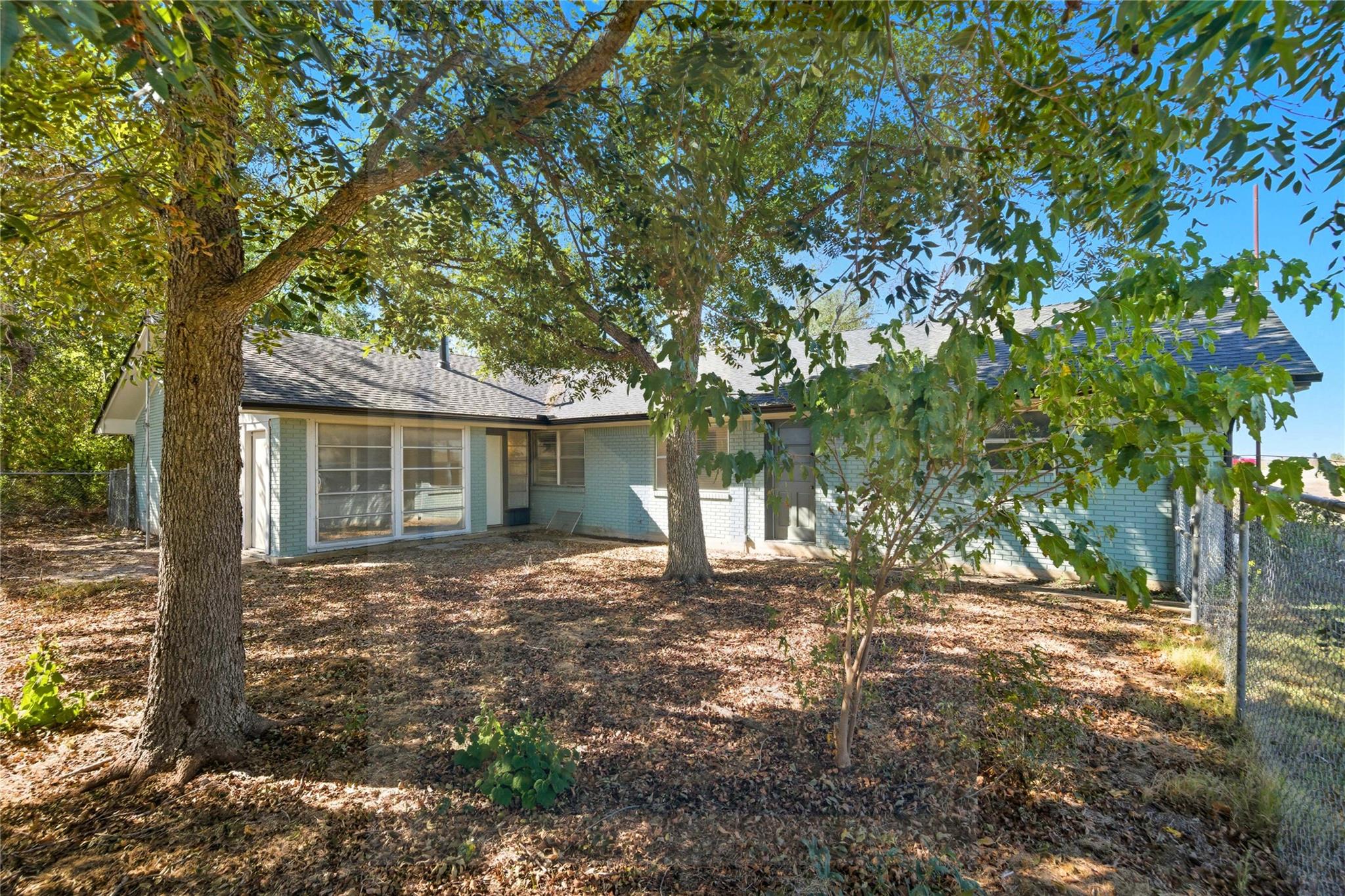 609 Carlos G Parker Blvd NW, Taylor, TX 76574