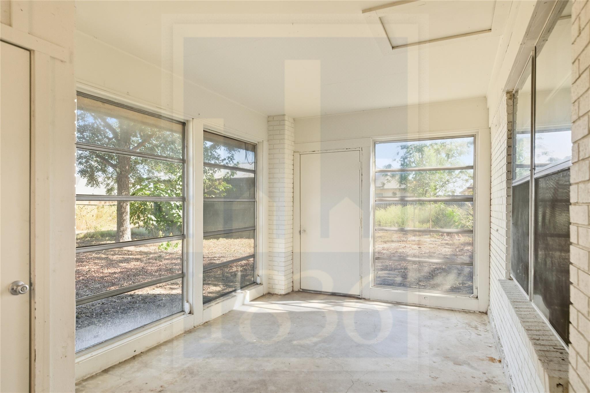 609 Carlos G Parker Blvd NW, Taylor, TX 76574