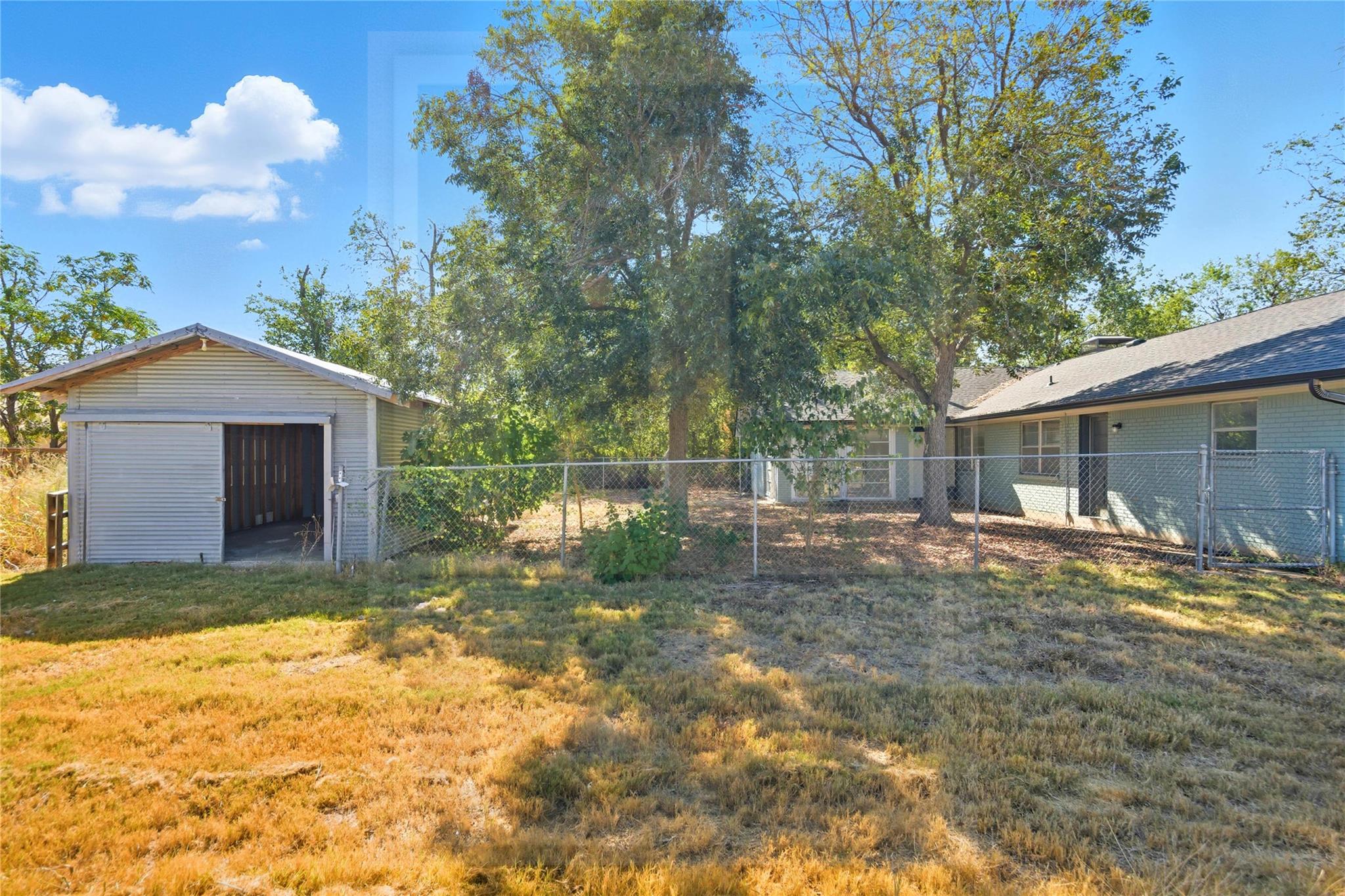 609 Carlos G Parker Blvd NW, Taylor, TX 76574