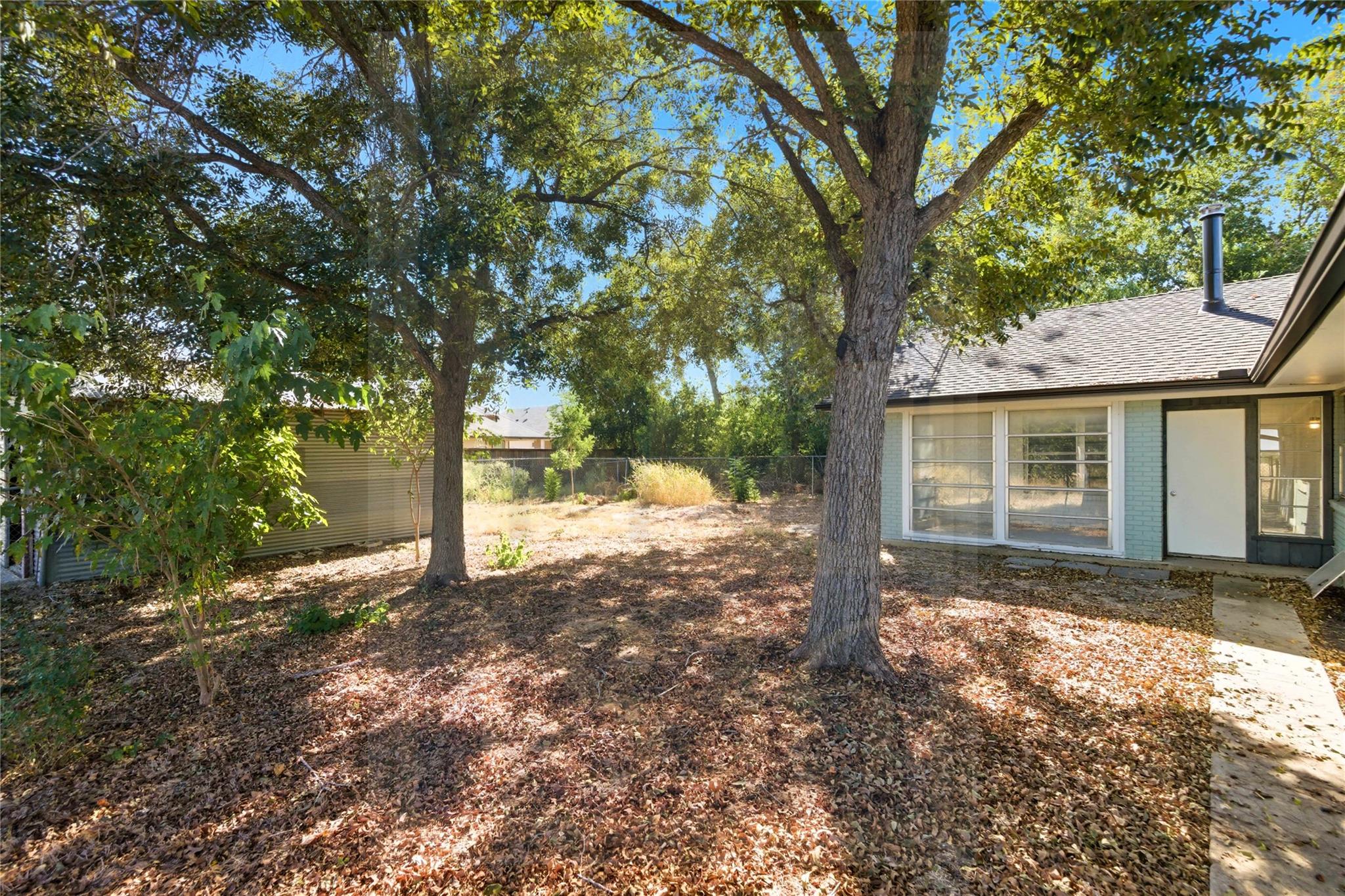 609 Carlos G Parker Blvd NW, Taylor, TX 76574