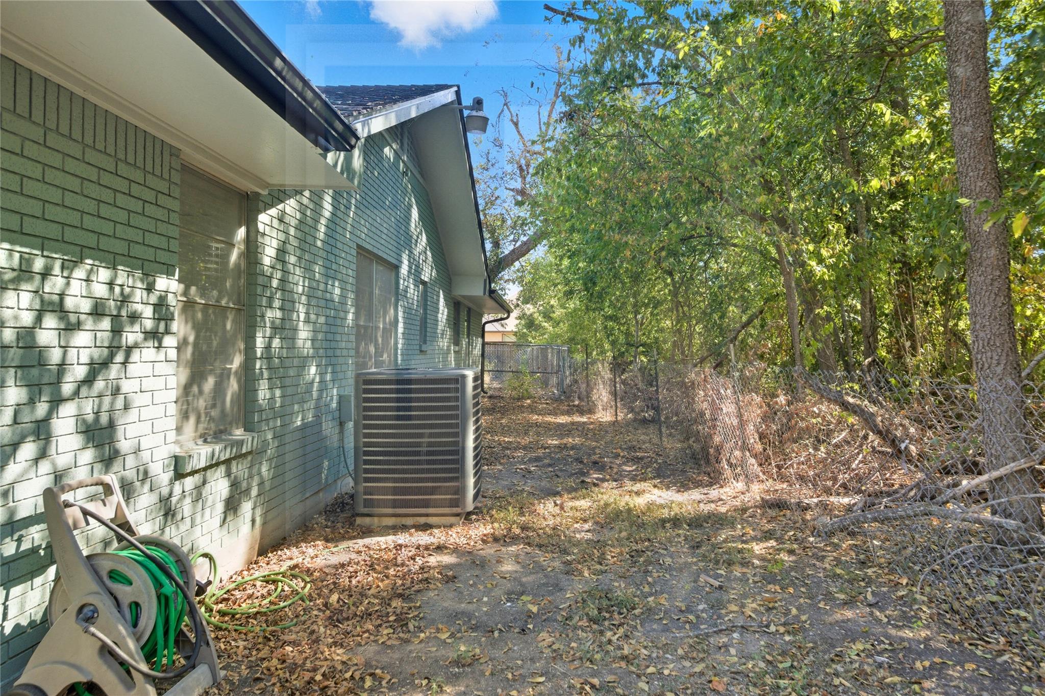 609 Carlos G Parker Blvd NW, Taylor, TX 76574