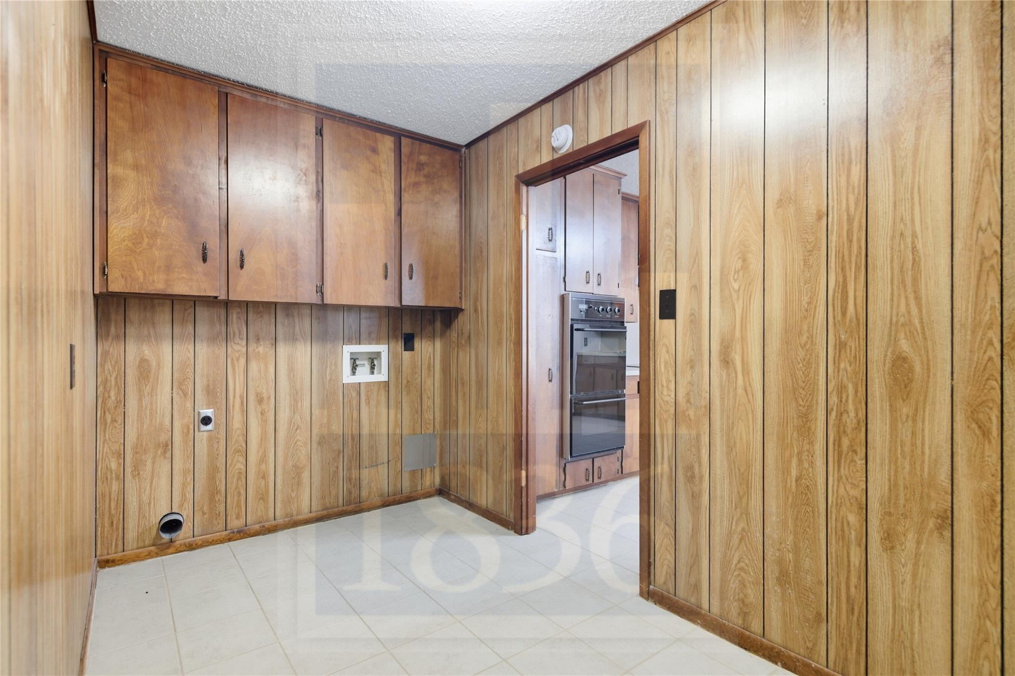 609 Carlos G Parker Blvd NW, Taylor, TX 76574