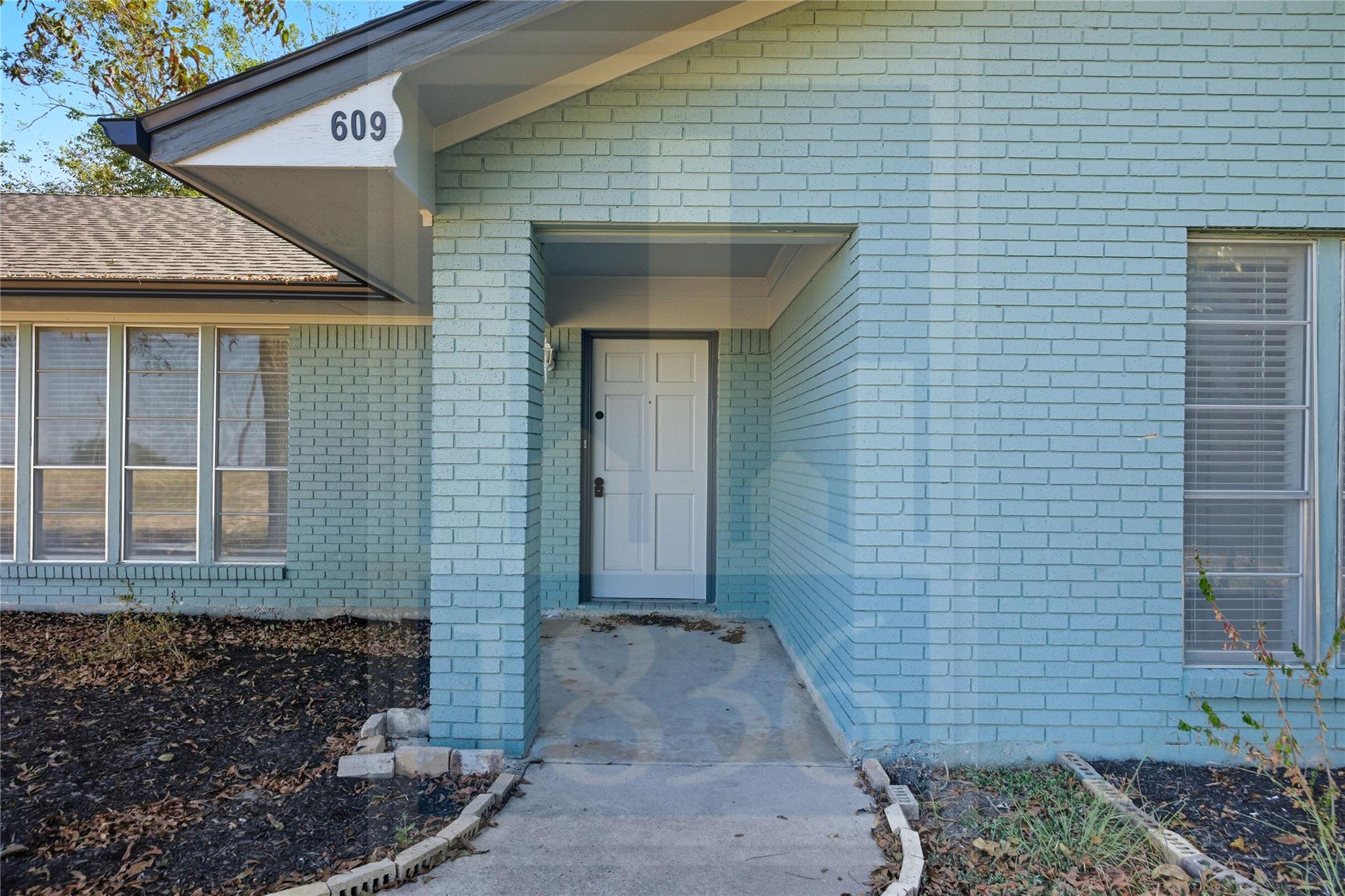 609 Carlos G Parker Blvd NW, Taylor, TX 76574