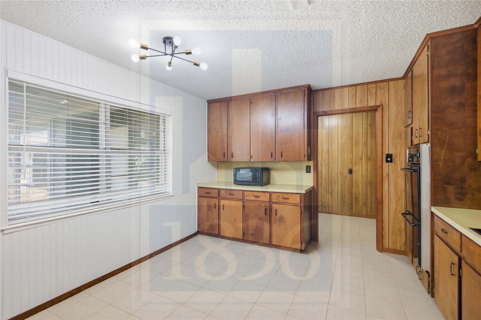 609 Carlos G Parker Blvd NW, Taylor, TX 76574