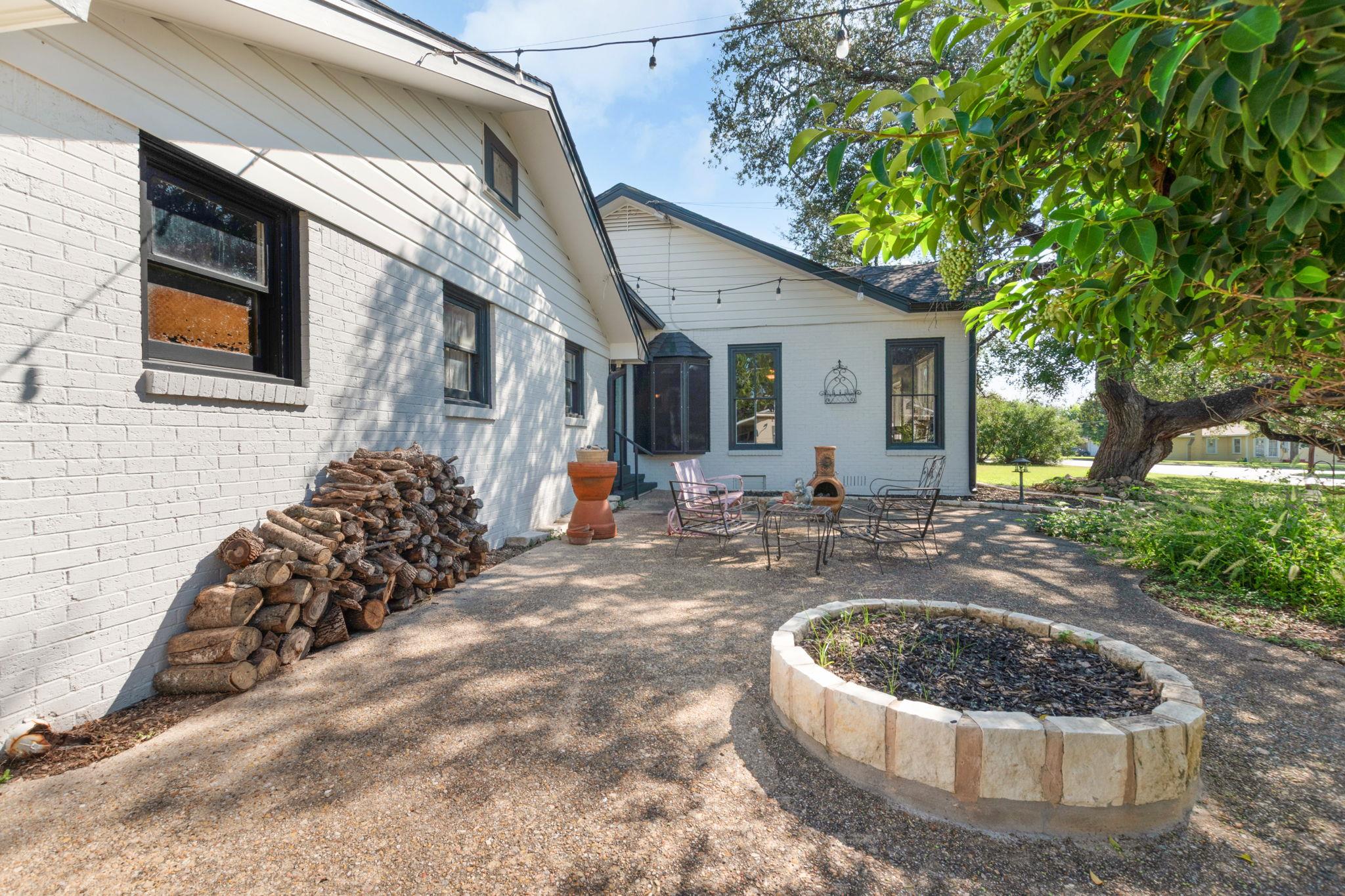 106 S Howe St, Lampasas, TX 76550