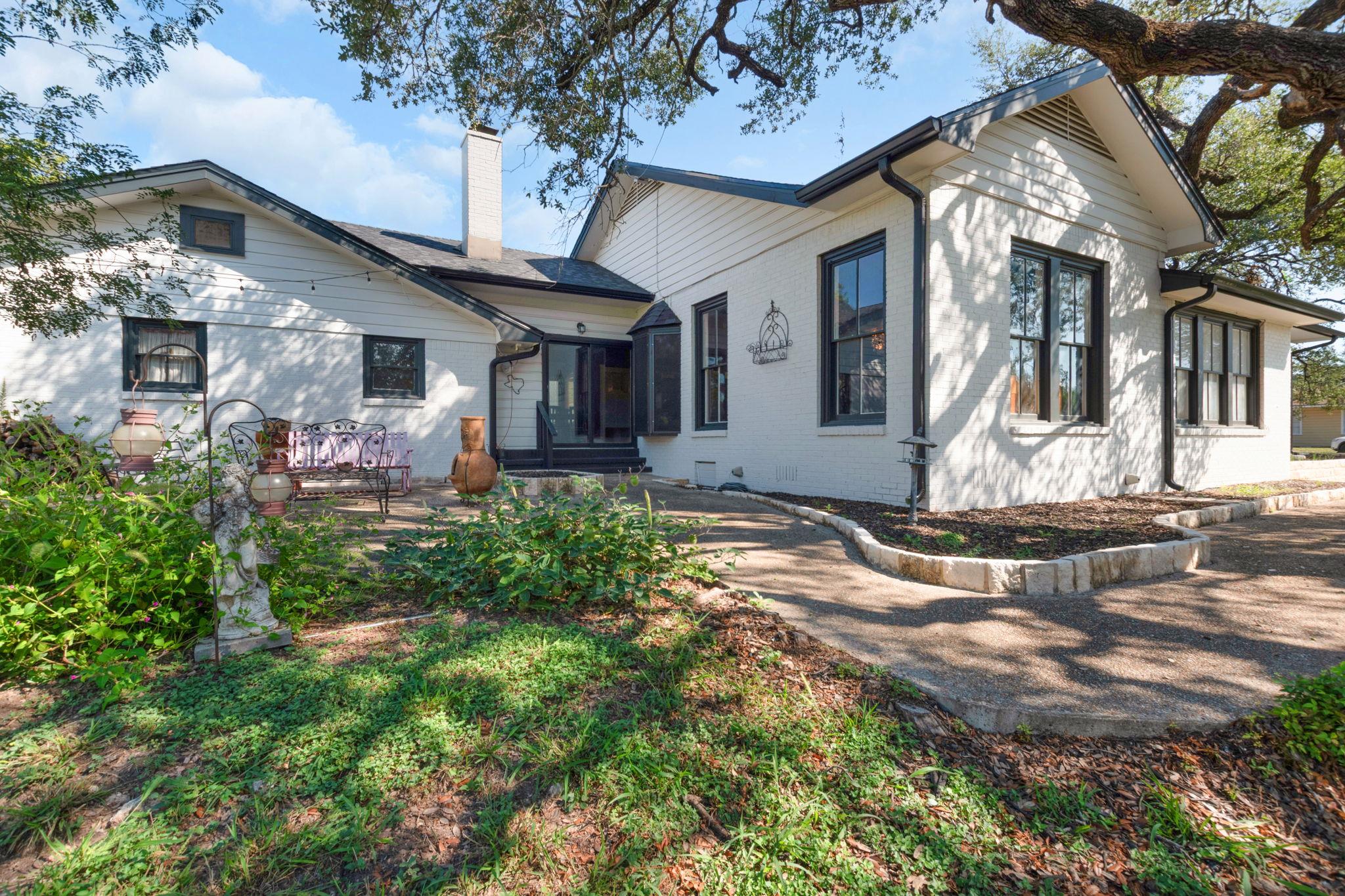 106 S Howe St, Lampasas, TX 76550