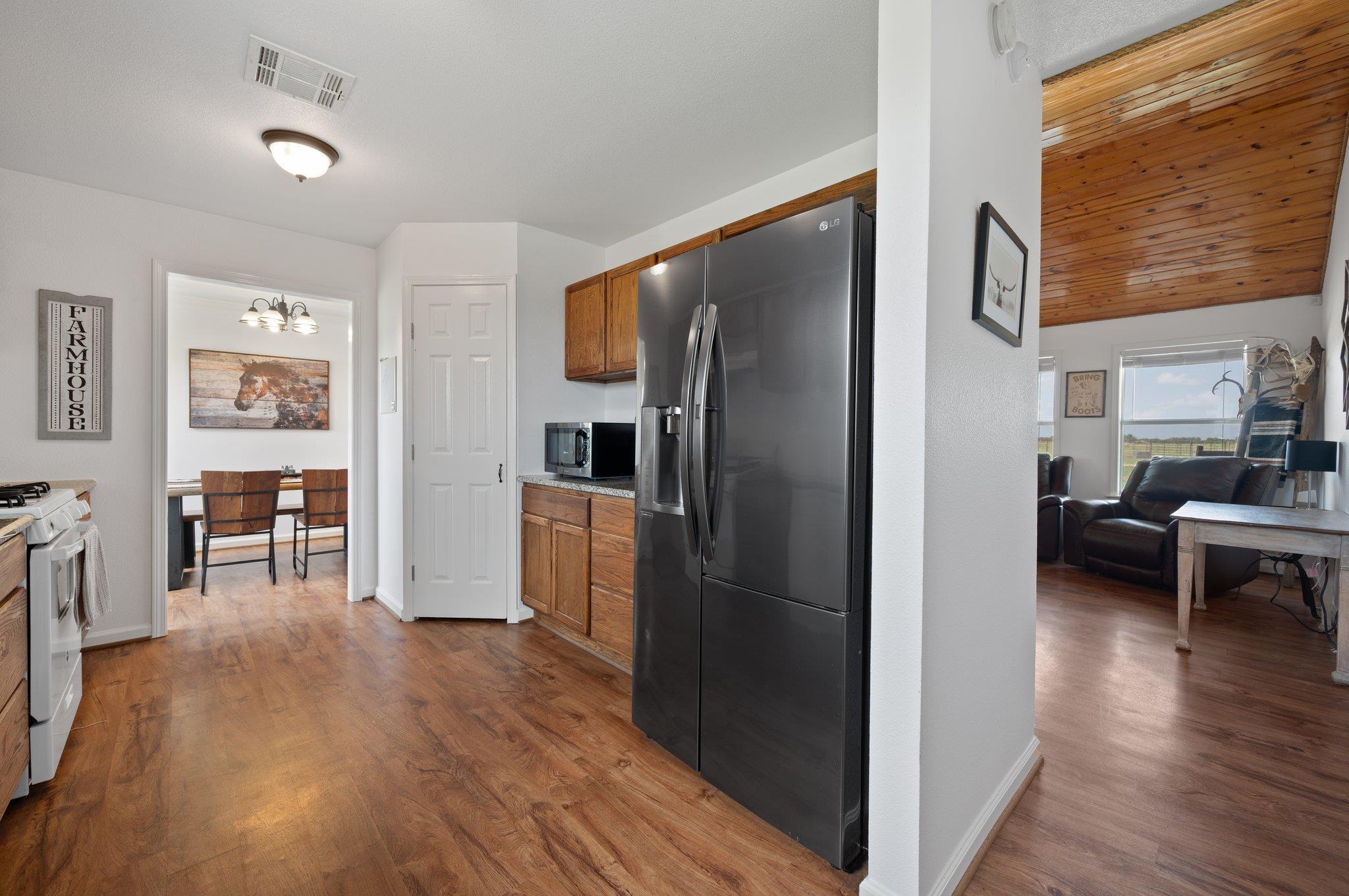 712 County Road 330, Granger, TX 76530