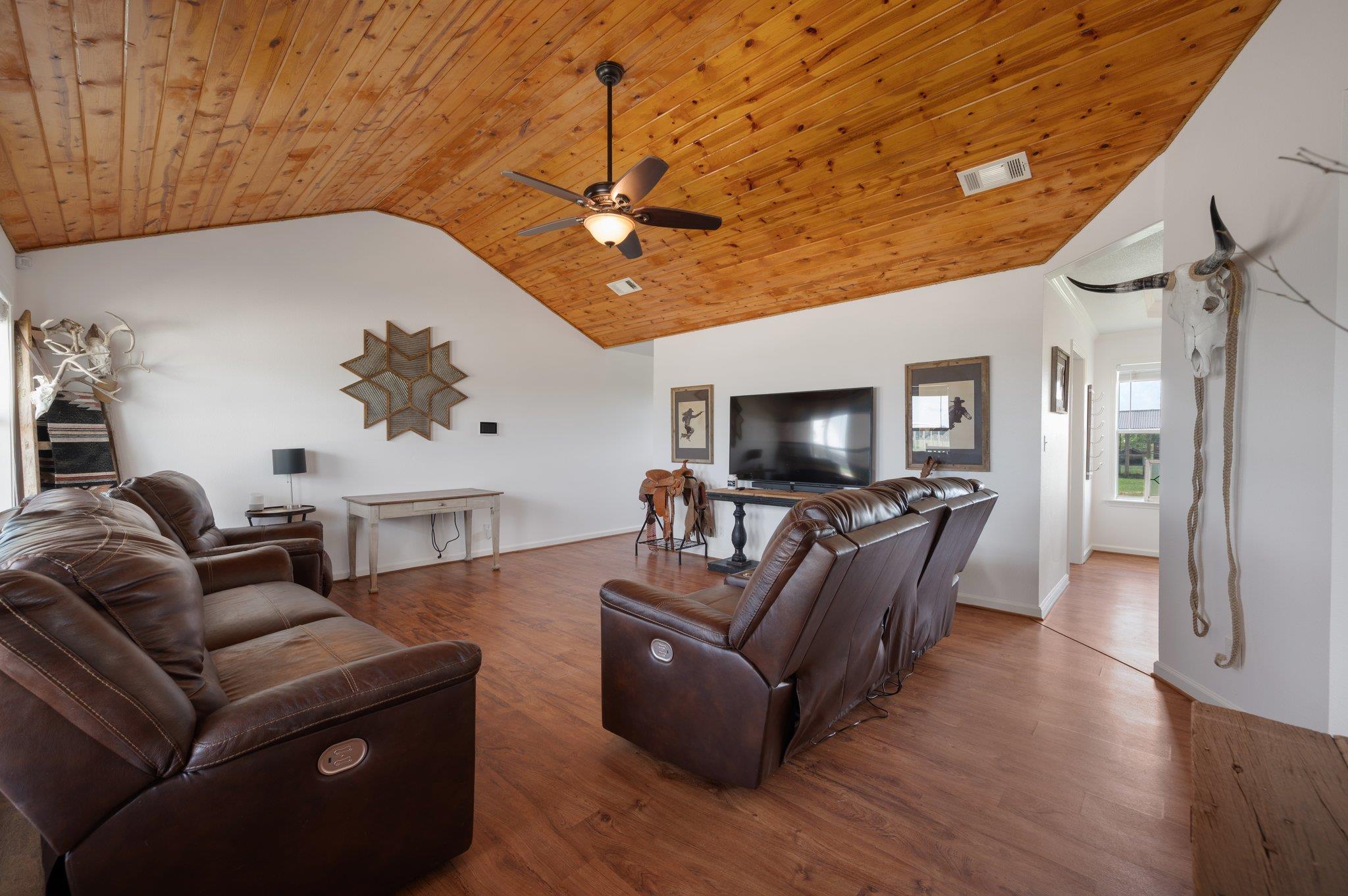 712 County Road 330, Granger, TX 76530