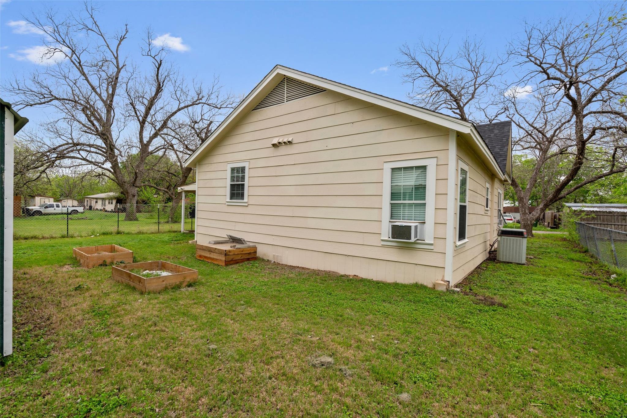 303 Cedar St, Granger, TX 76530