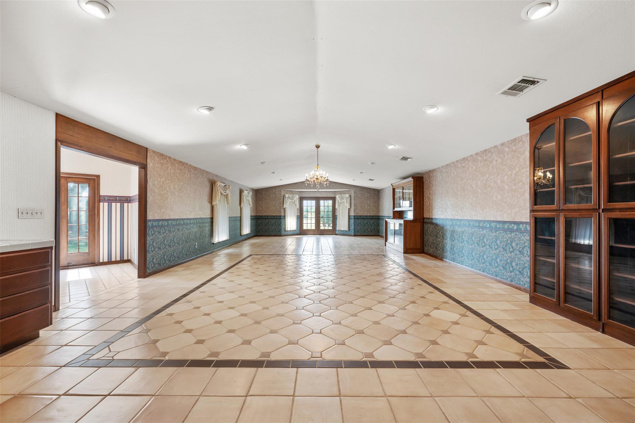 821 Central Ave, Elgin, TX 78621