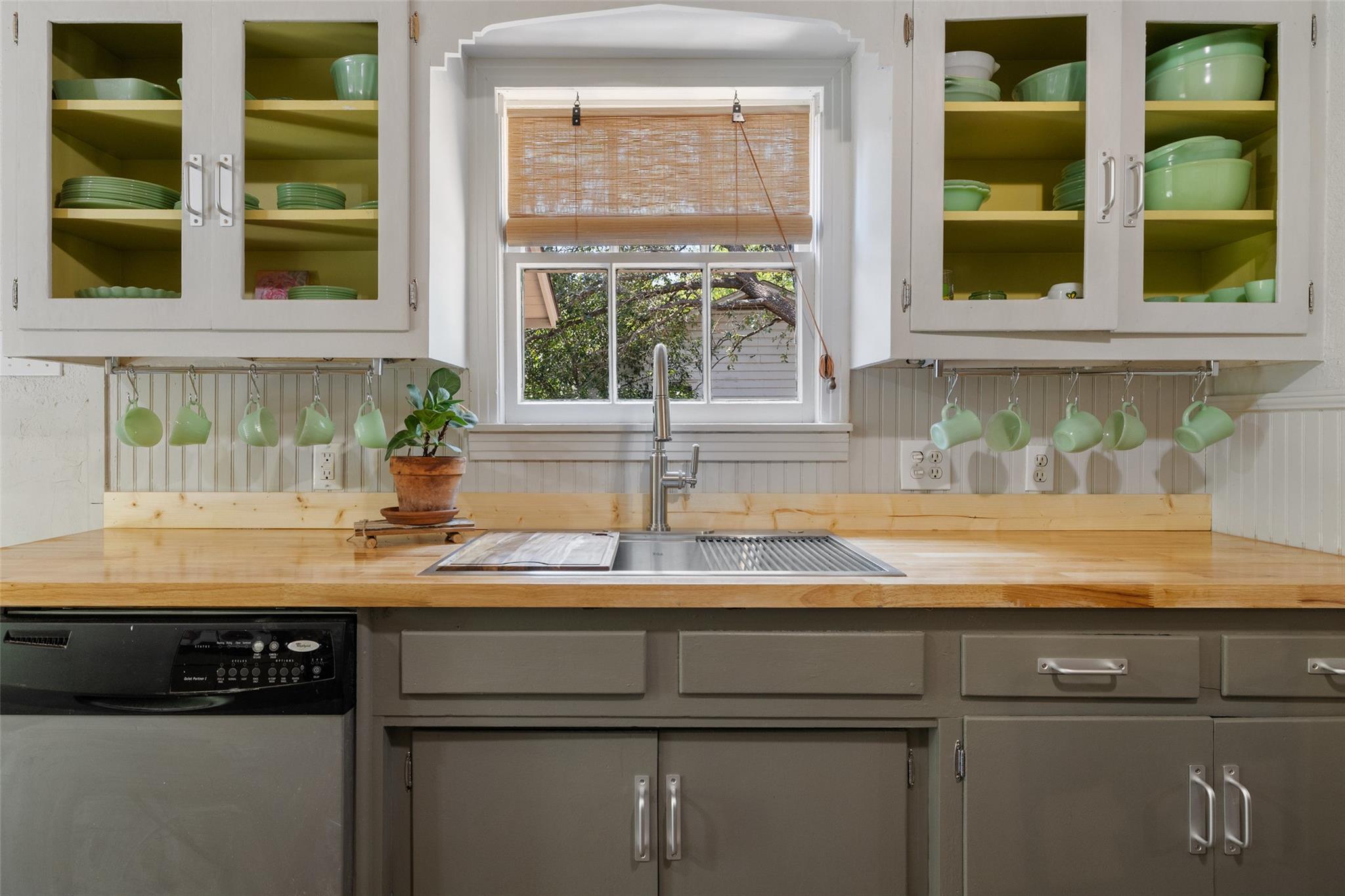 1701 W 7th St, Taylor, TX 76574