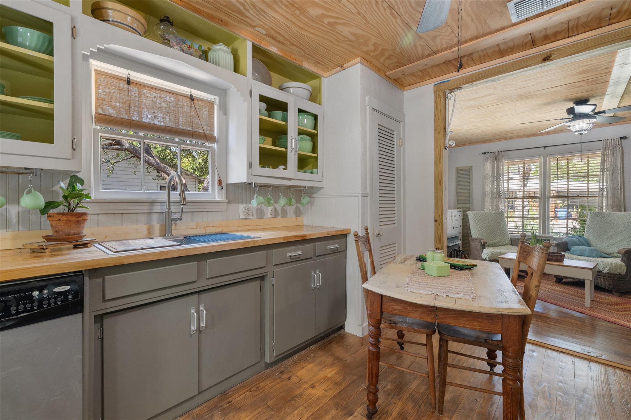 1701 W 7th St, Taylor, TX 76574