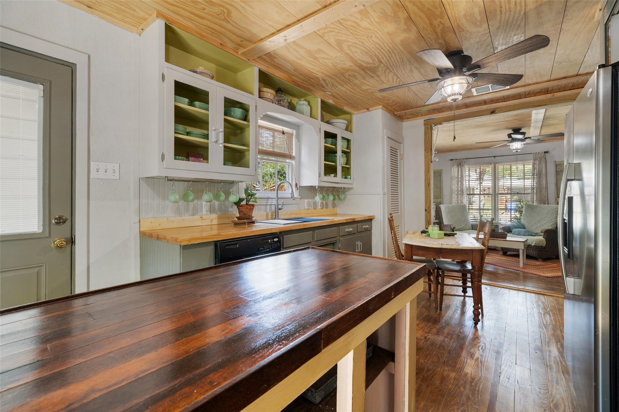 1701 W 7th St, Taylor, TX 76574