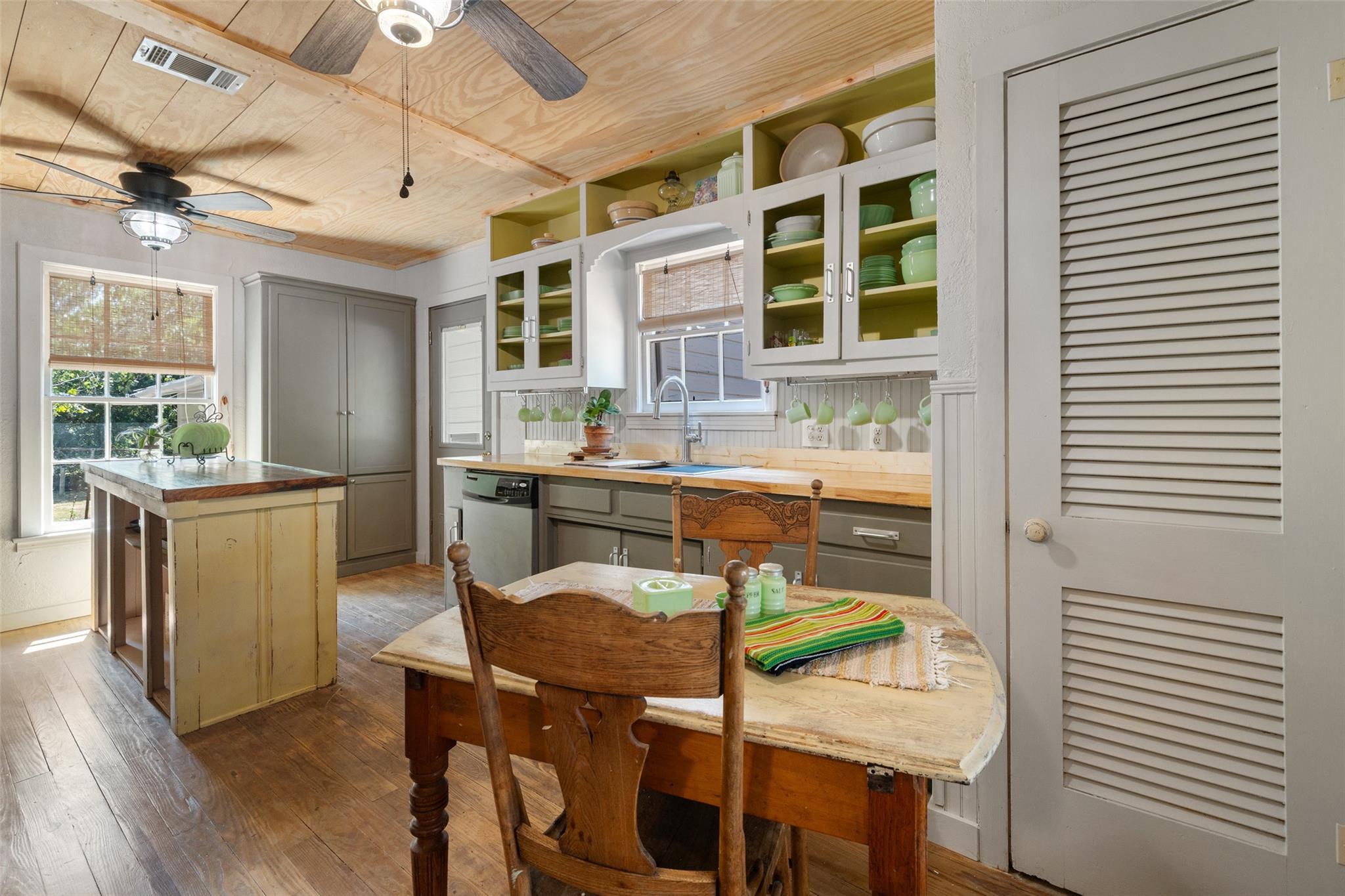 1701 W 7th St, Taylor, TX 76574