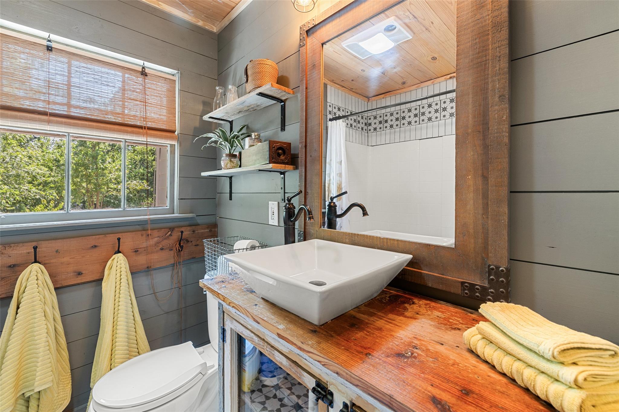 1701 W 7th St, Taylor, TX 76574