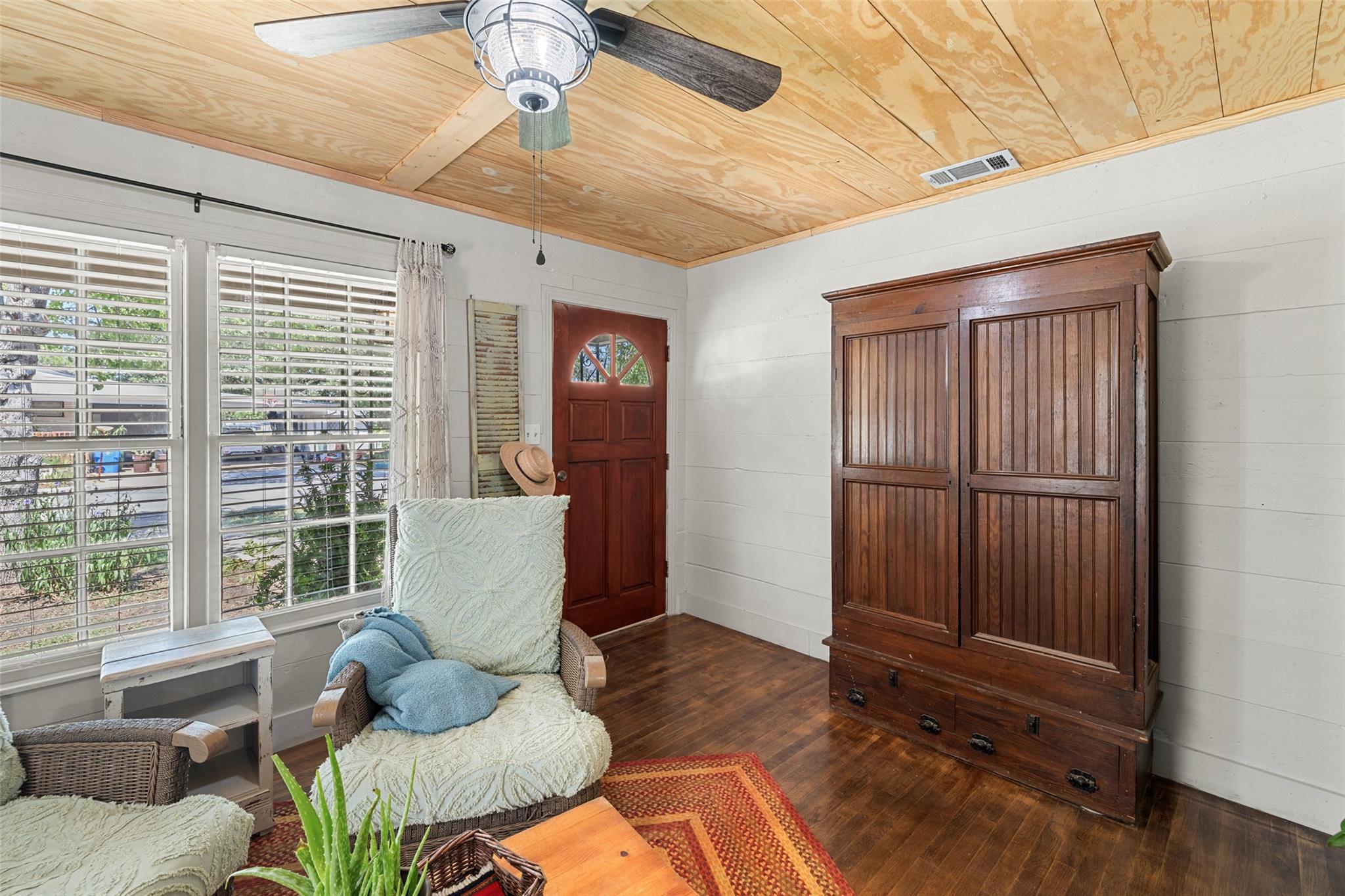 1701 W 7th St, Taylor, TX 76574