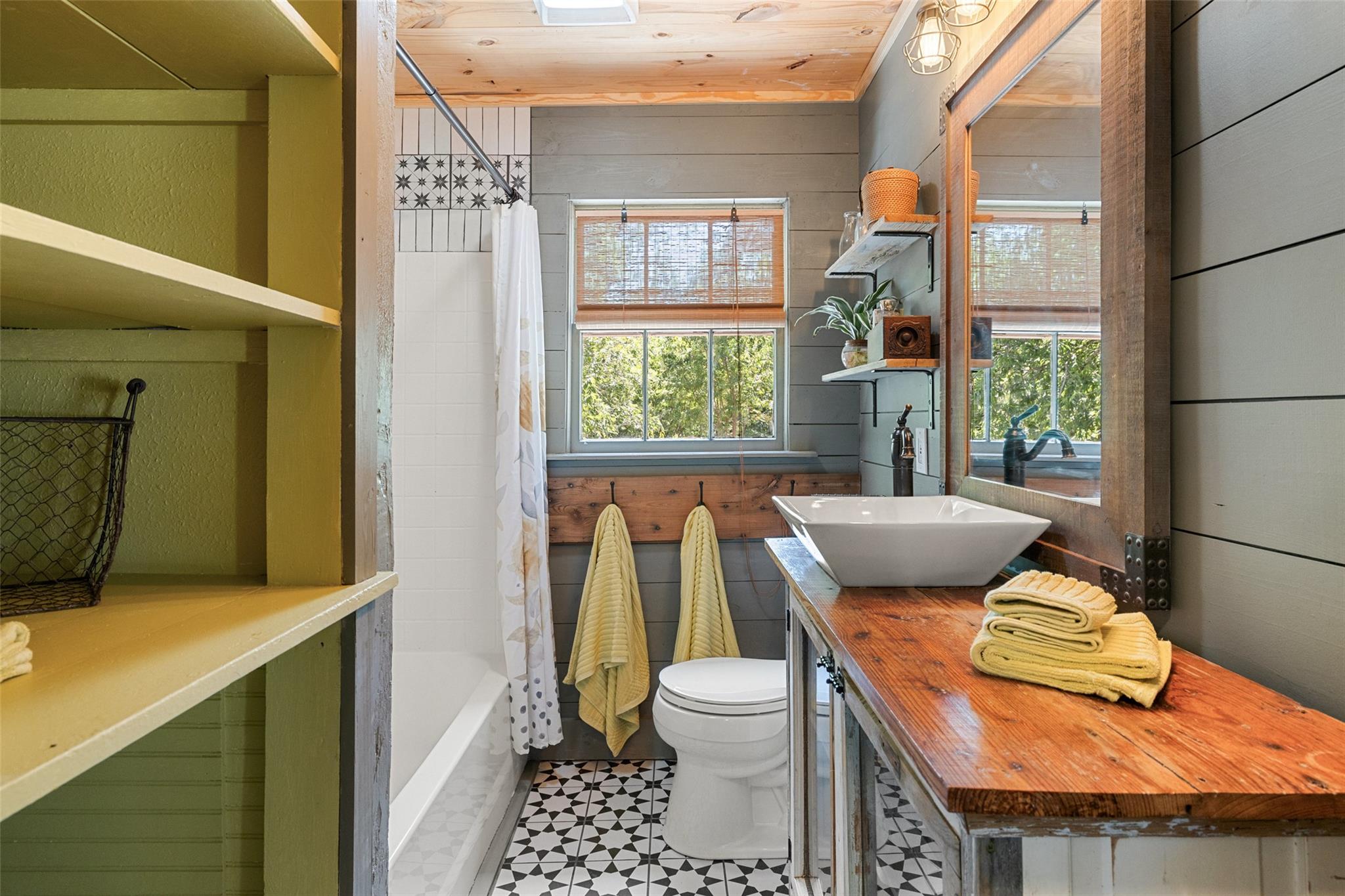 1701 W 7th St, Taylor, TX 76574