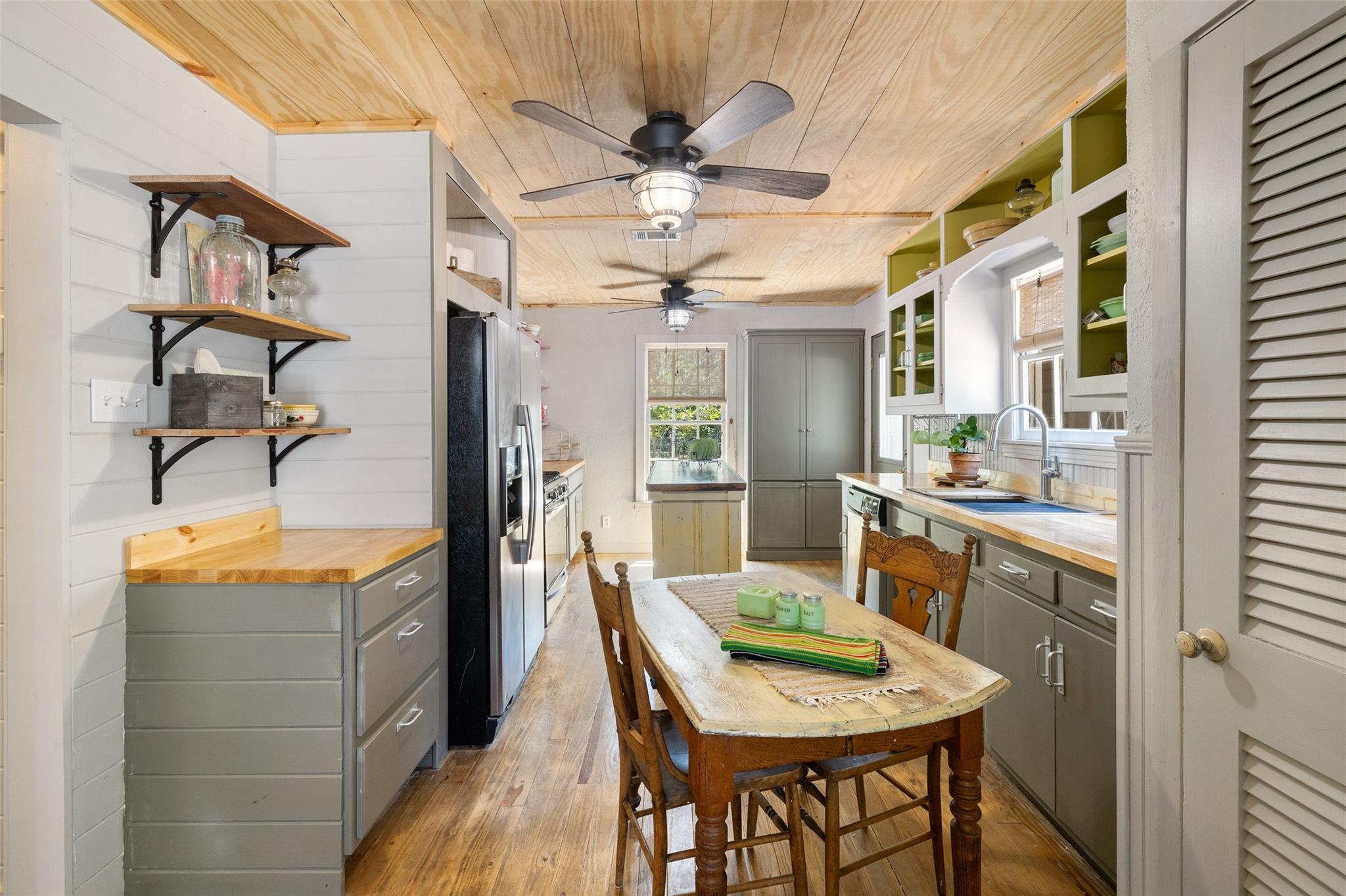 1701 W 7th St, Taylor, TX 76574