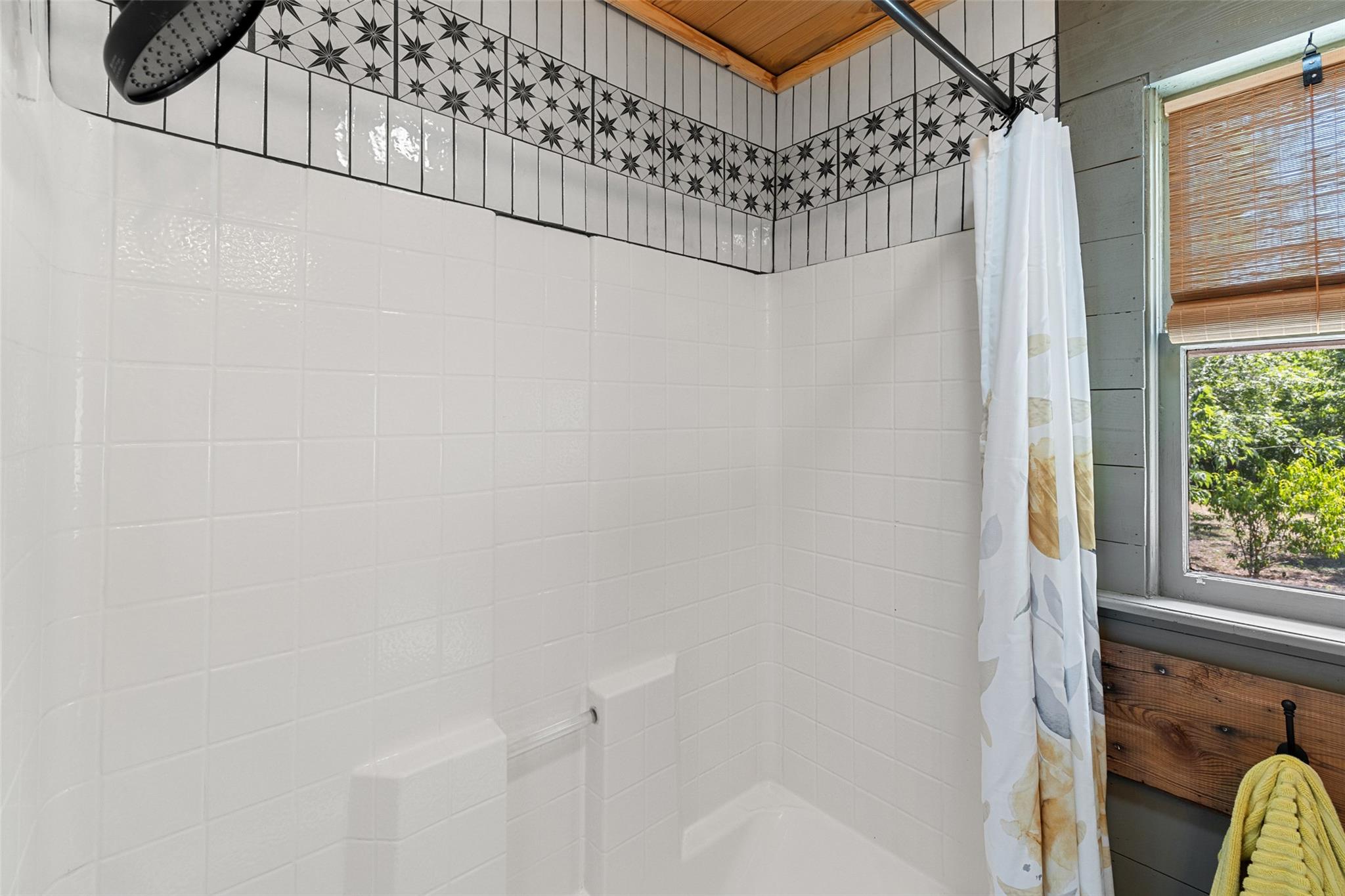 1701 W 7th St, Taylor, TX 76574