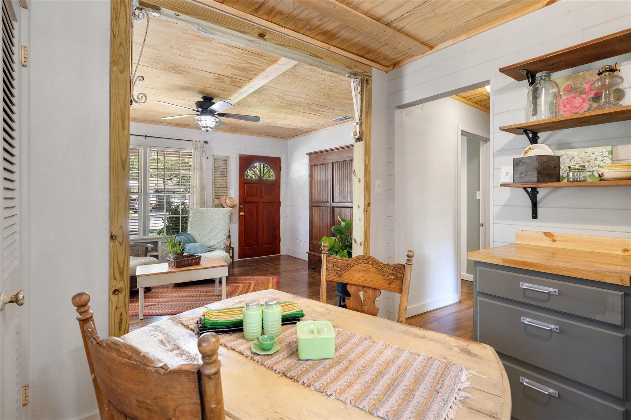 1701 W 7th St, Taylor, TX 76574