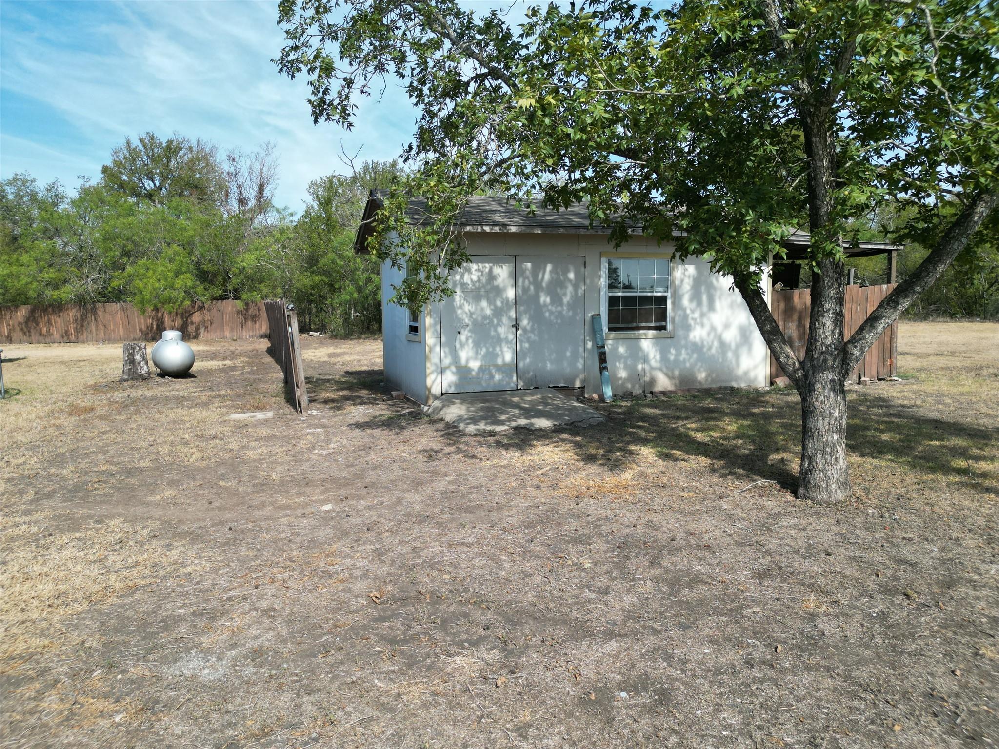 622 Longhollow Rd, Dale, TX 78616