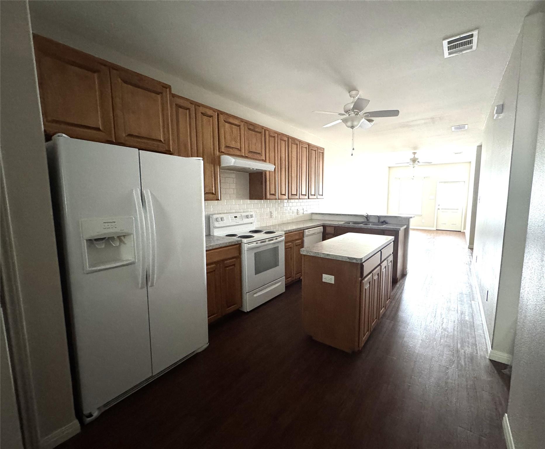 905-B Crockett St, Lockhart, TX 78644