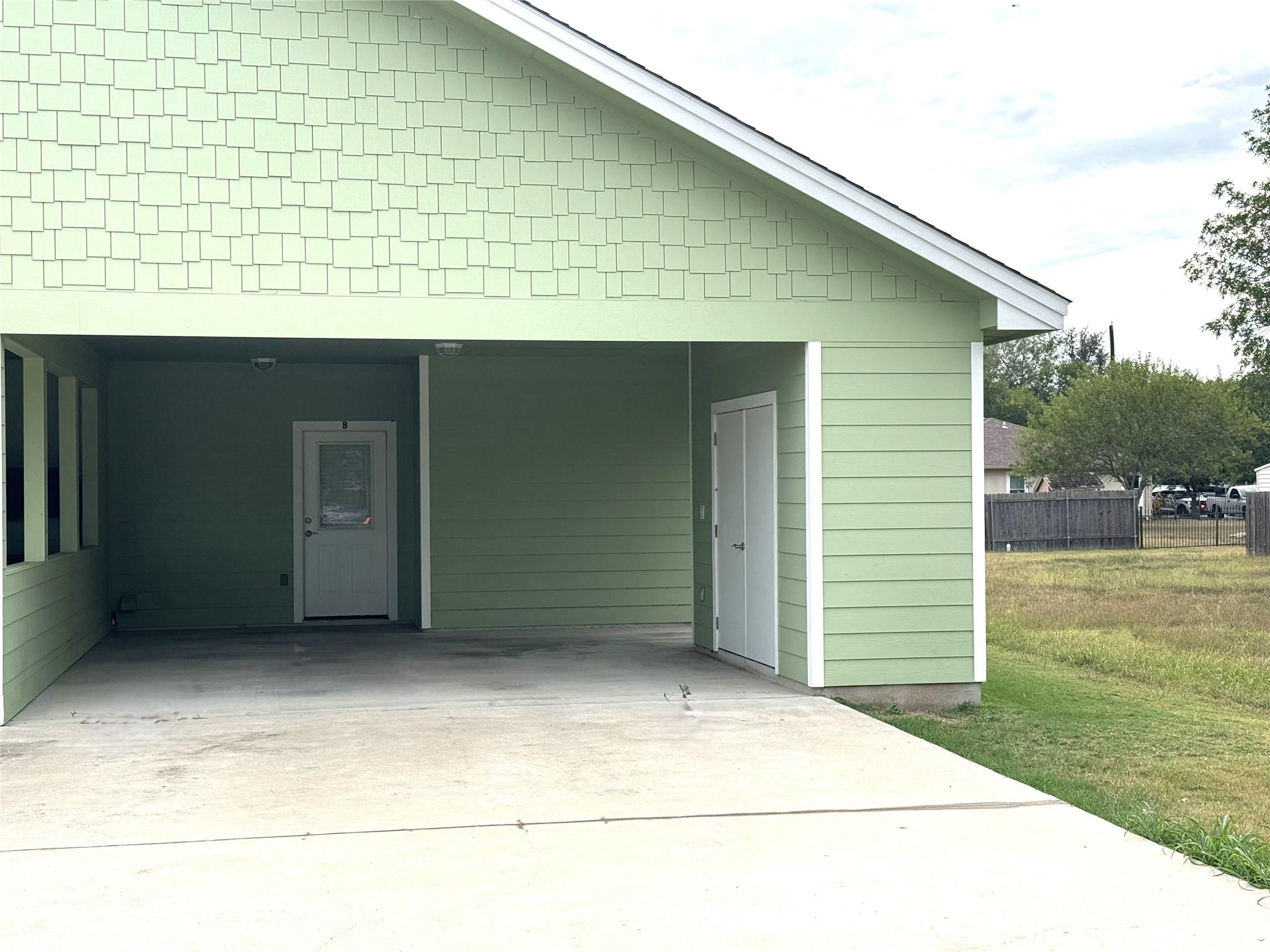 905-B Crockett St, Lockhart, TX 78644