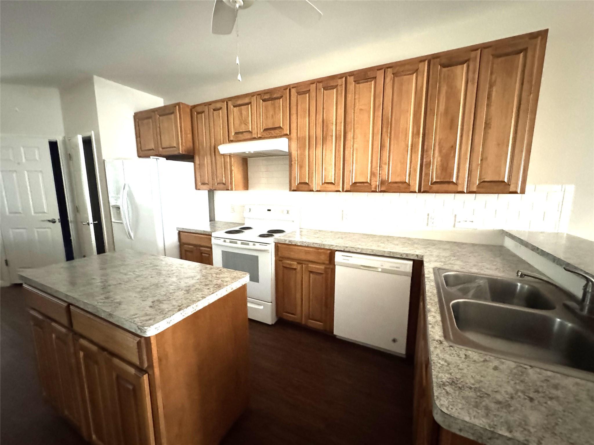 905-B Crockett St, Lockhart, TX 78644