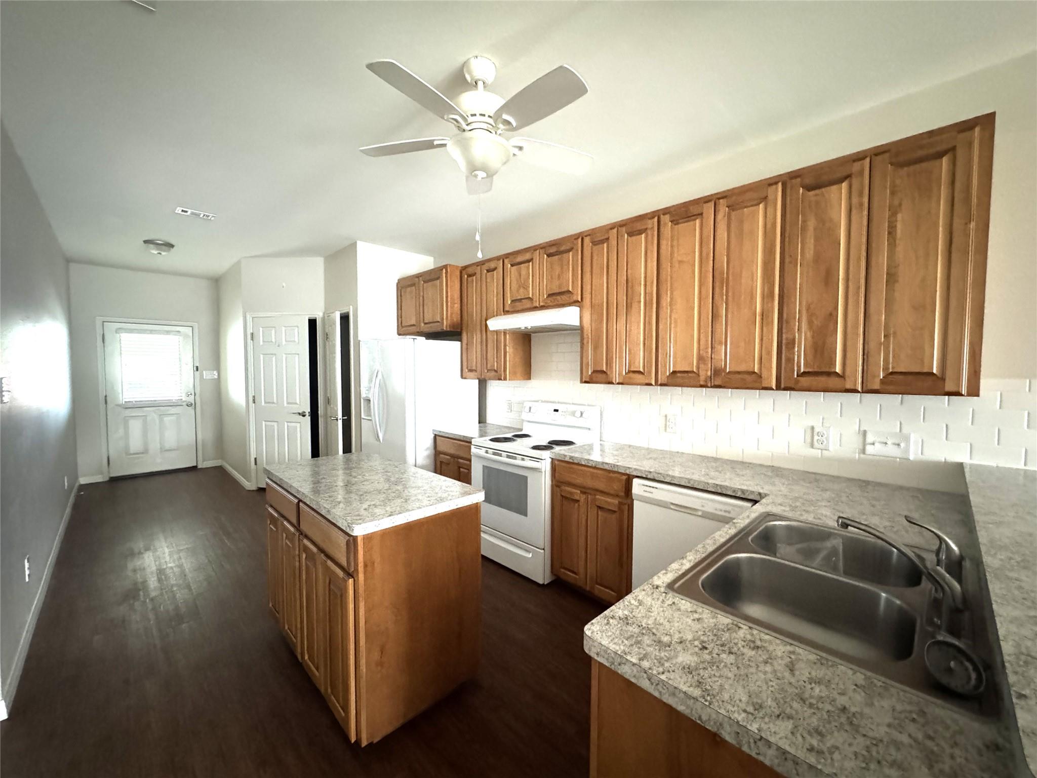 905-B Crockett St, Lockhart, TX 78644