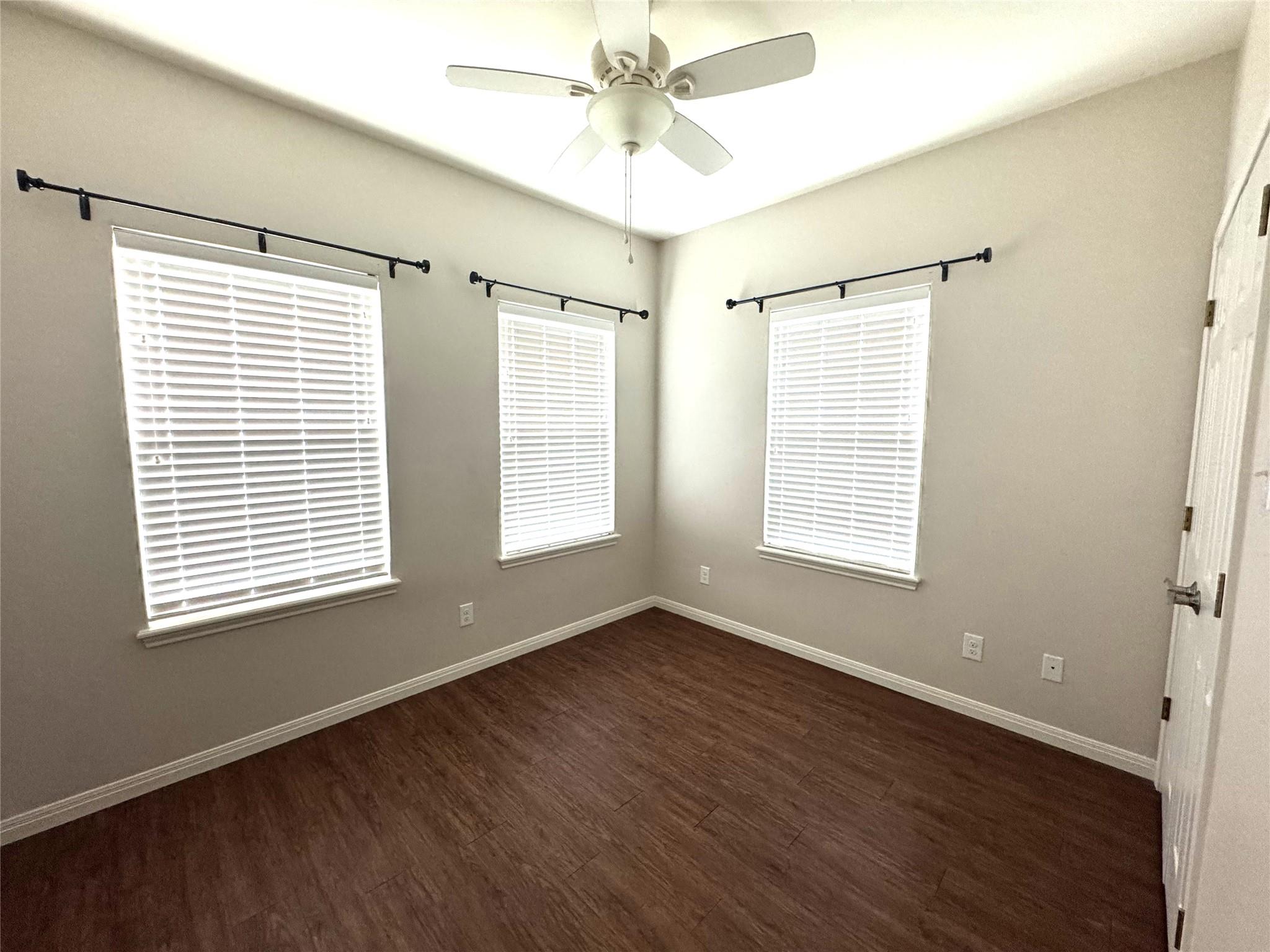 905-B Crockett St, Lockhart, TX 78644