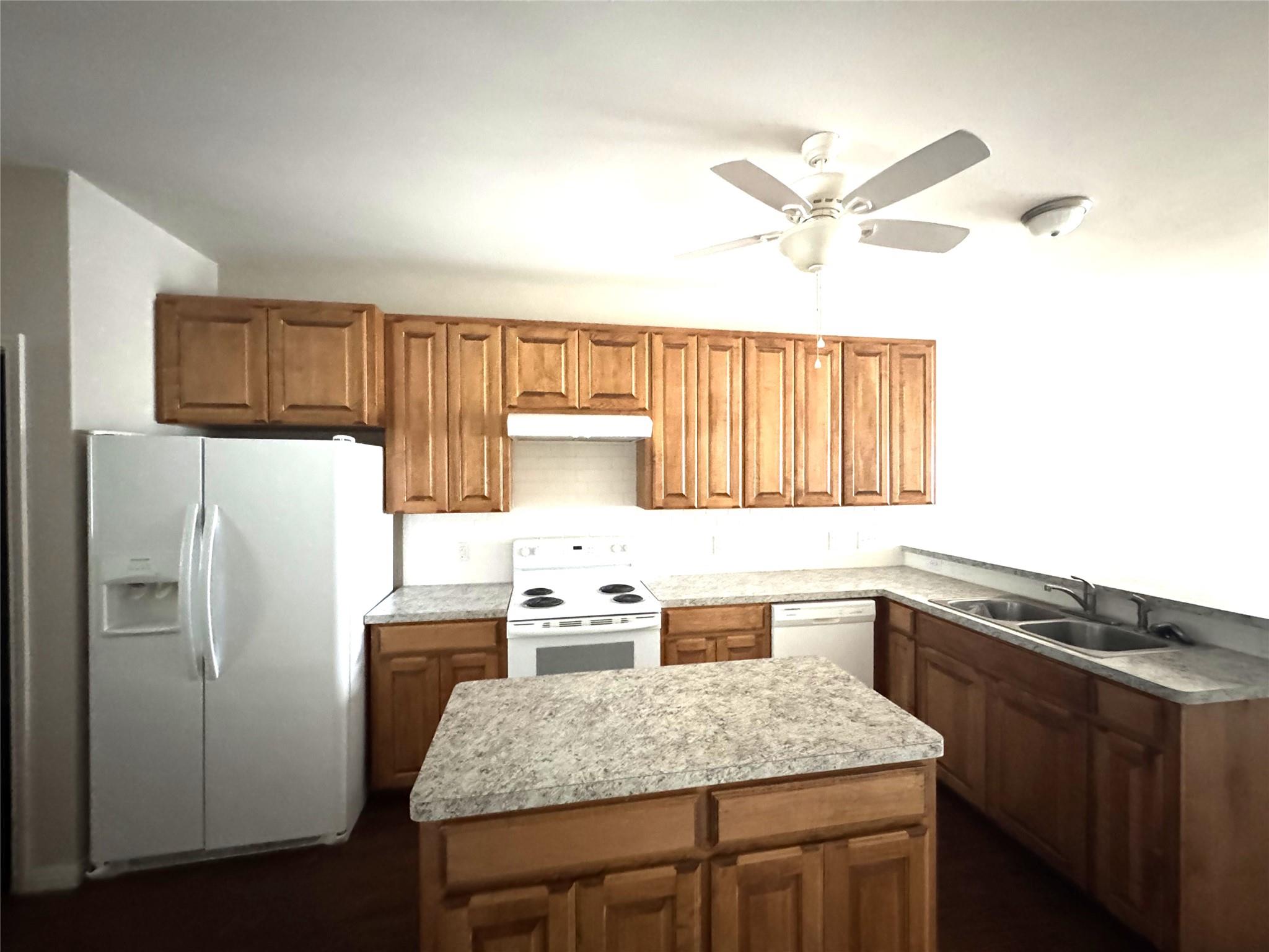 905-B Crockett St, Lockhart, TX 78644