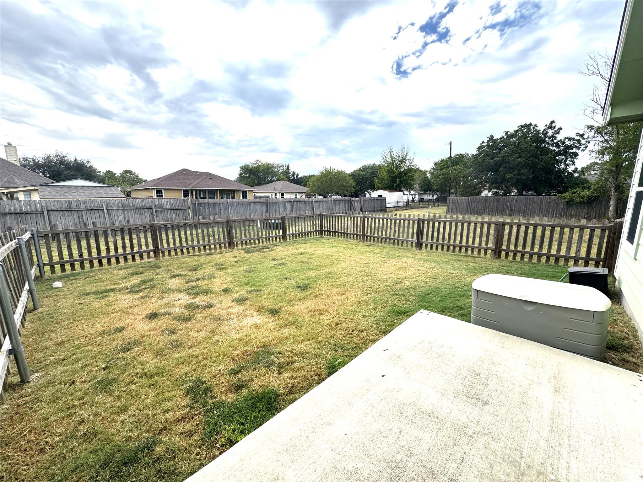 905-B Crockett St, Lockhart, TX 78644