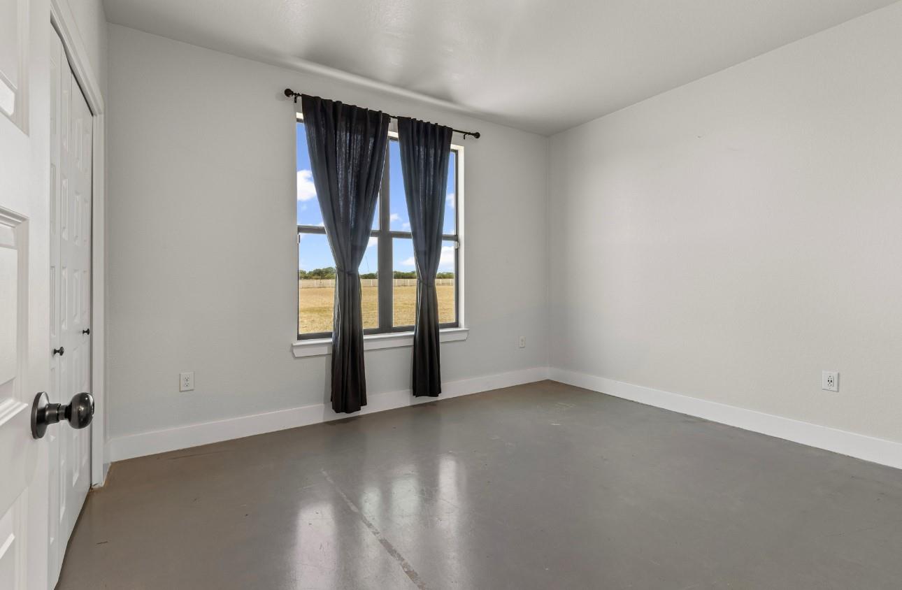 821 Silent Valley Rd, Lockhart, TX 78644