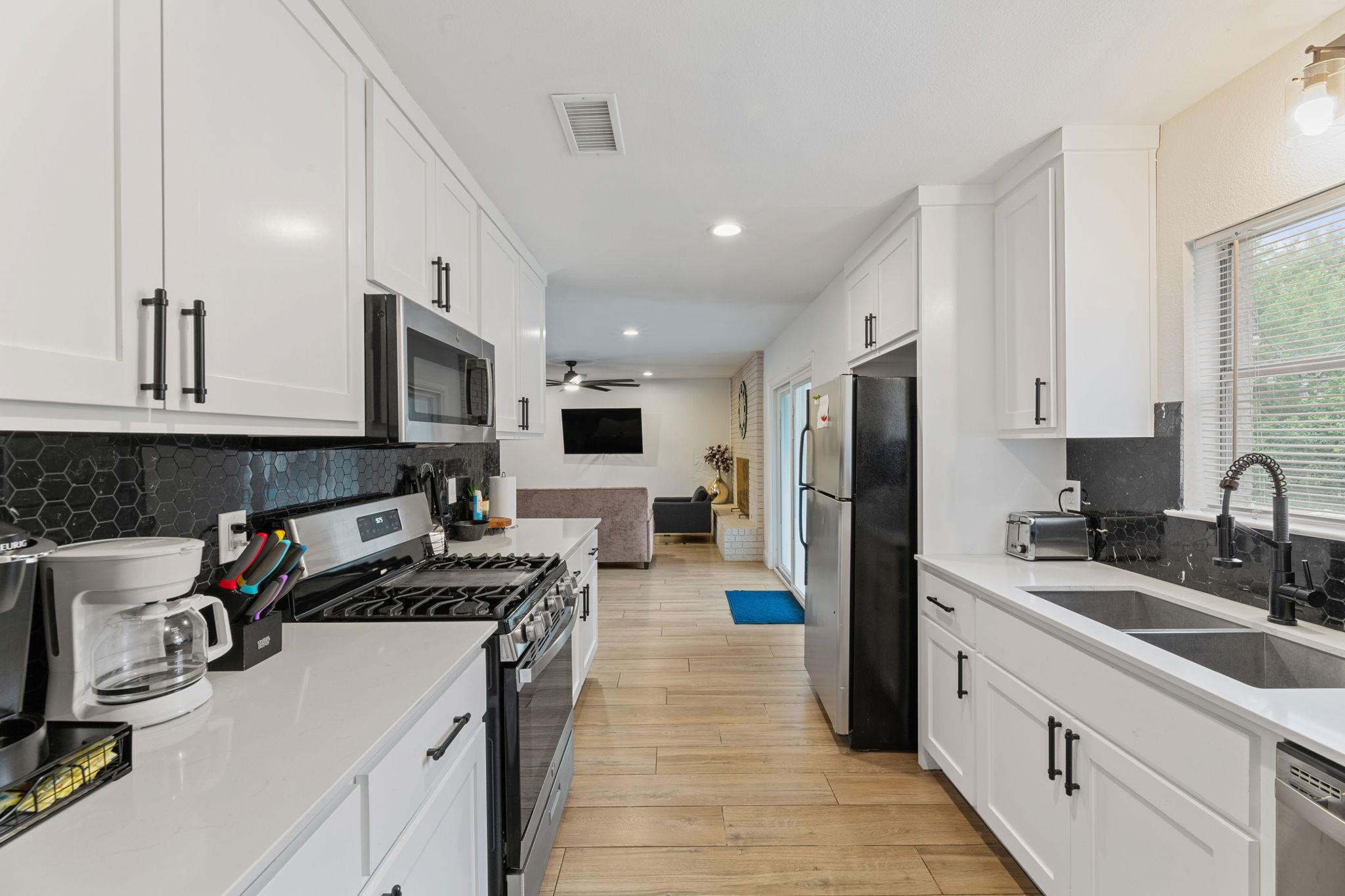 201 FAIRLANE Dr, Round Rock, TX 78664