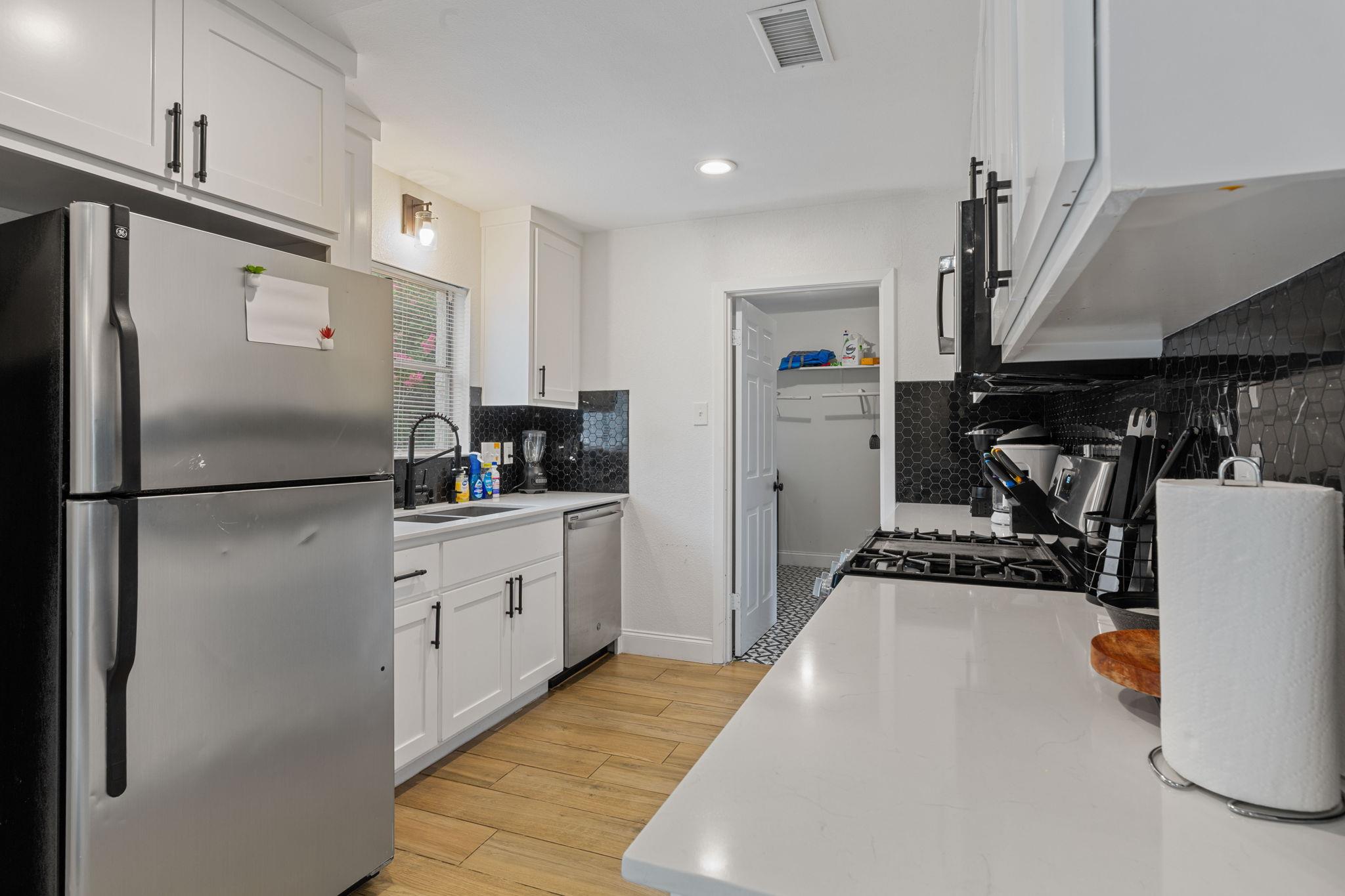 201 FAIRLANE Dr, Round Rock, TX 78664