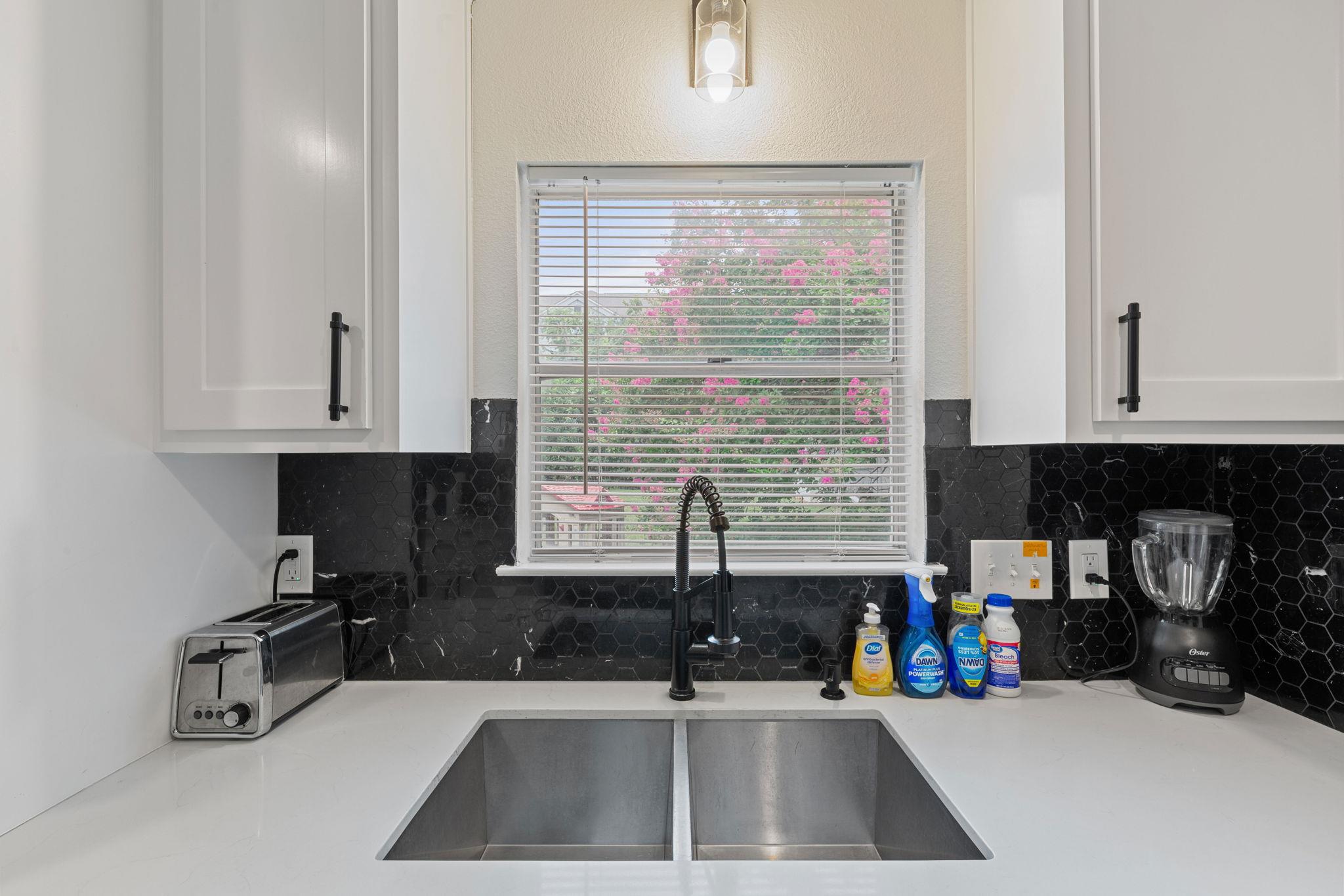 201 FAIRLANE Dr, Round Rock, TX 78664