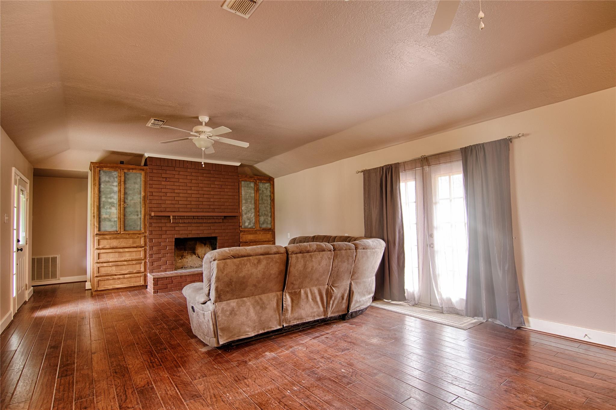 341 CR 233, Hallettsville, TX 77964