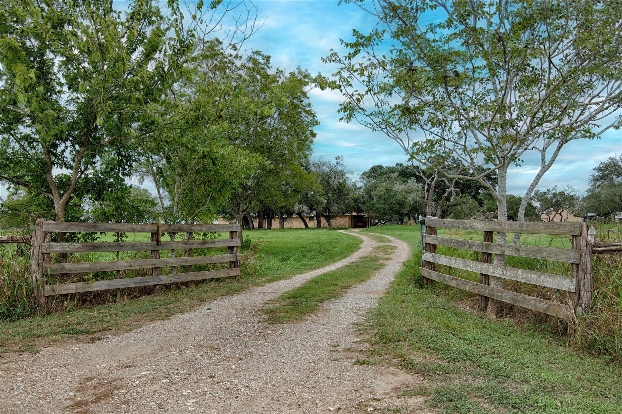 341 CR 233, Hallettsville, TX 77964