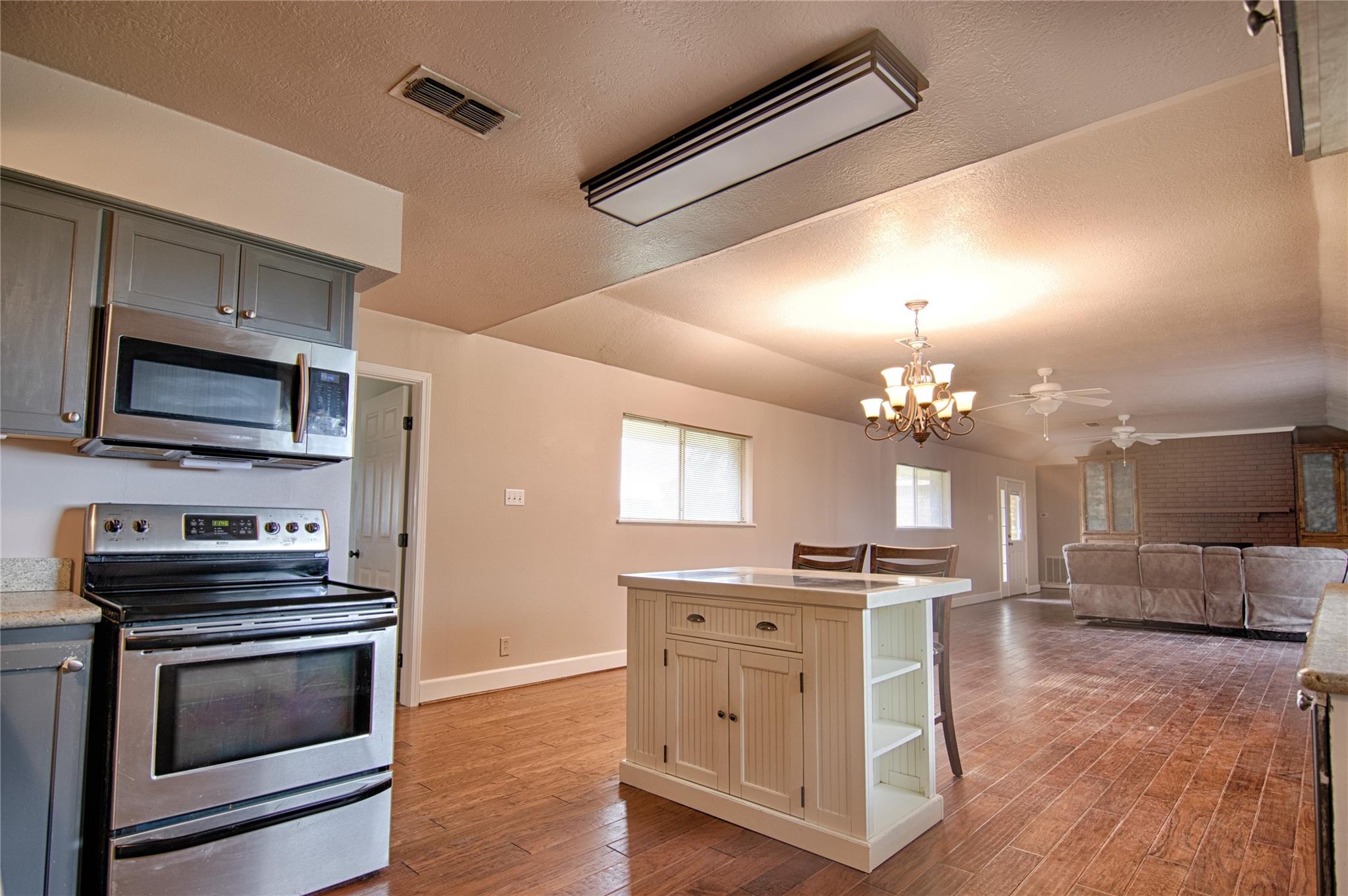 341 CR 233, Hallettsville, TX 77964