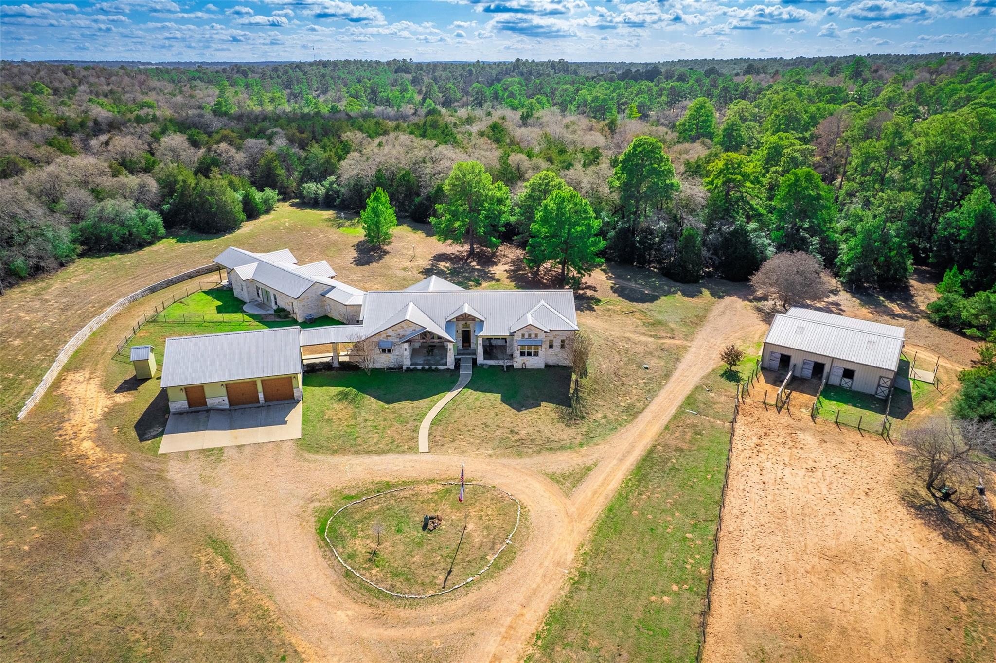 335 La Reata Trl, Smithville, TX 78957
