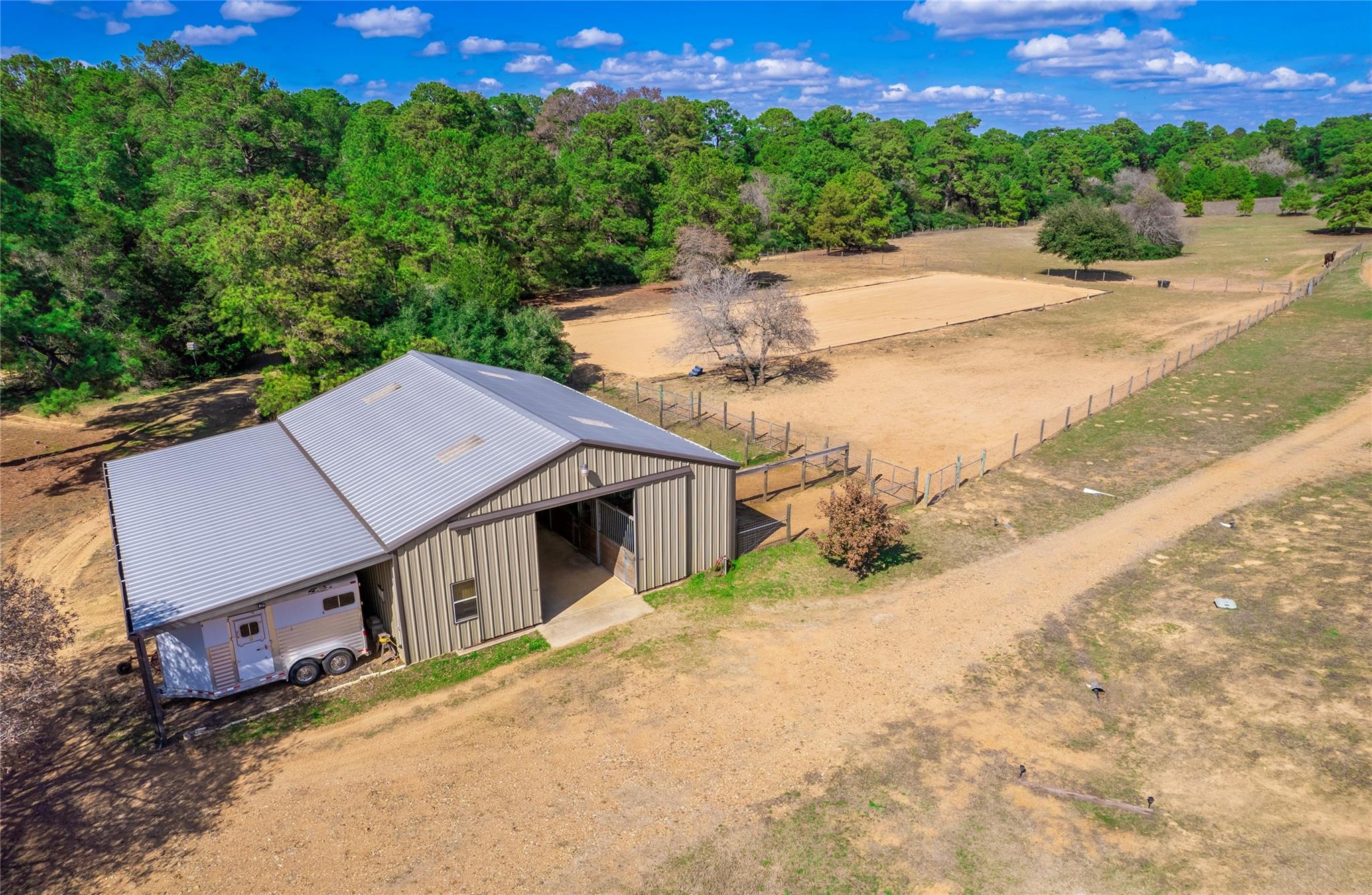 335 La Reata Trl, Smithville, TX 78957