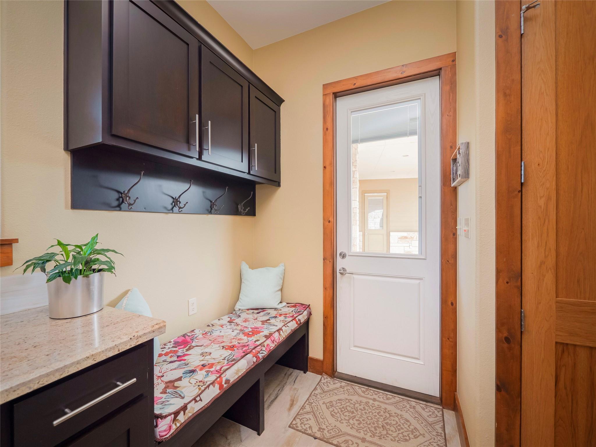 335 La Reata Trl, Smithville, TX 78957