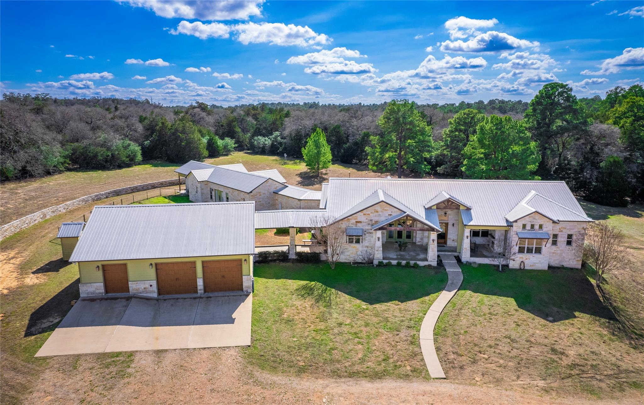 335 La Reata Trl, Smithville, TX 78957