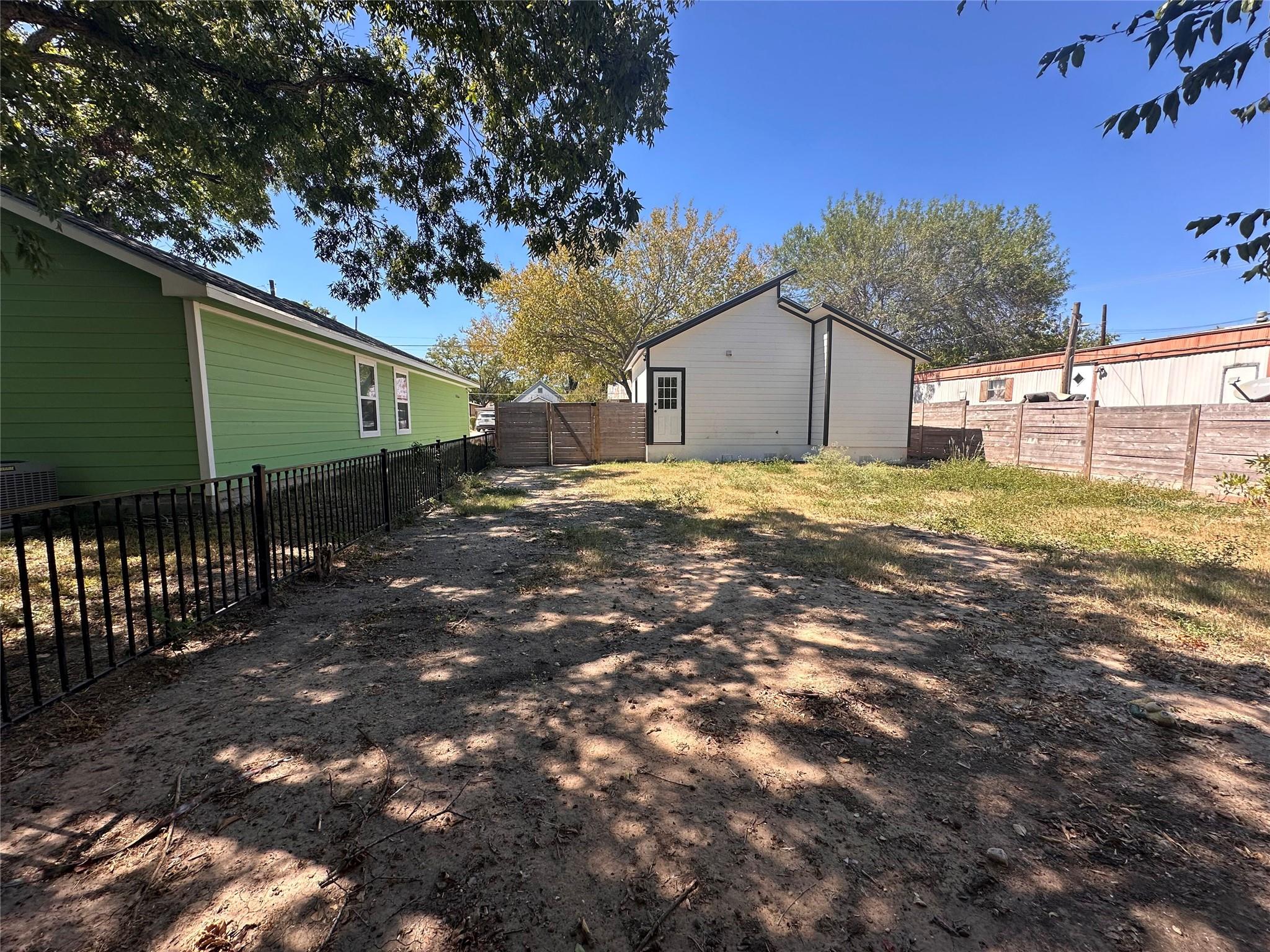 720 Neches St, Lockhart, TX 78644