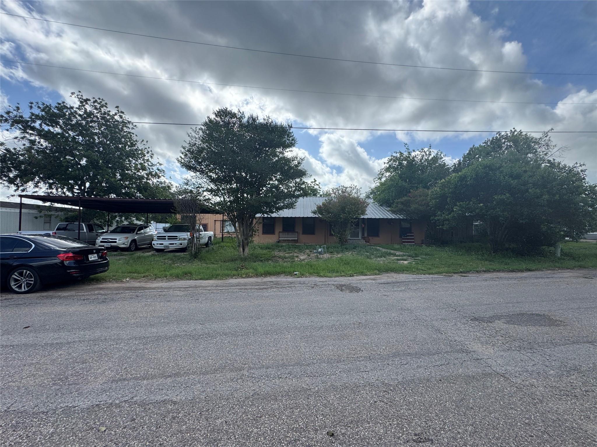 2109 Castro Ave, Hondo, TX 78861