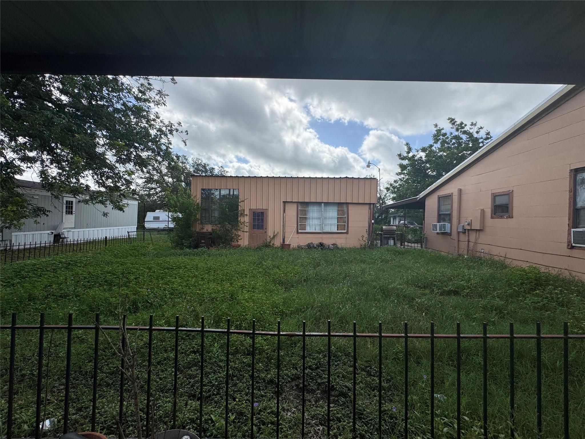 2109 Castro Ave, Hondo, TX 78861