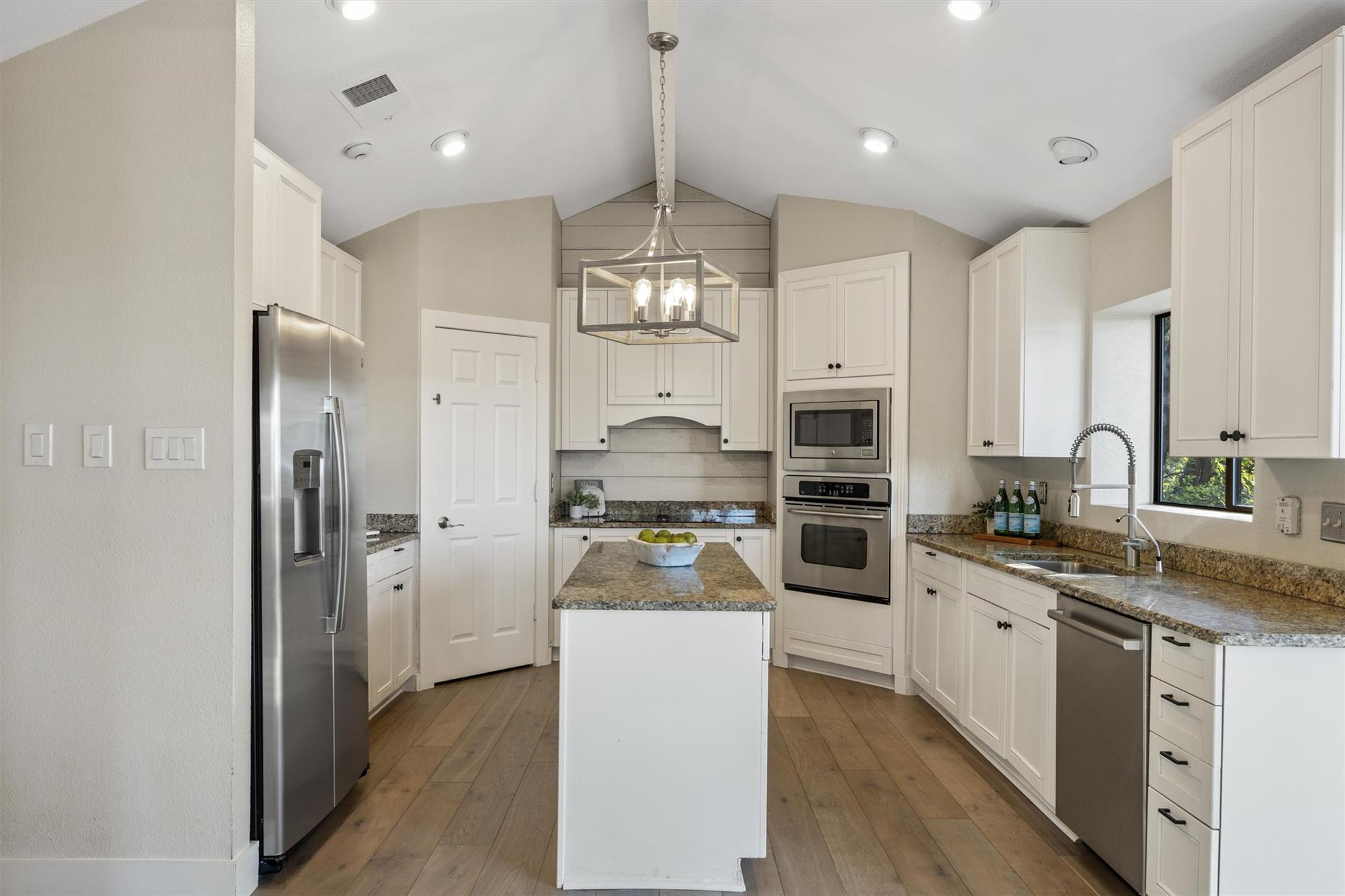 108 Schooner Dr, Lakeway, TX 78738