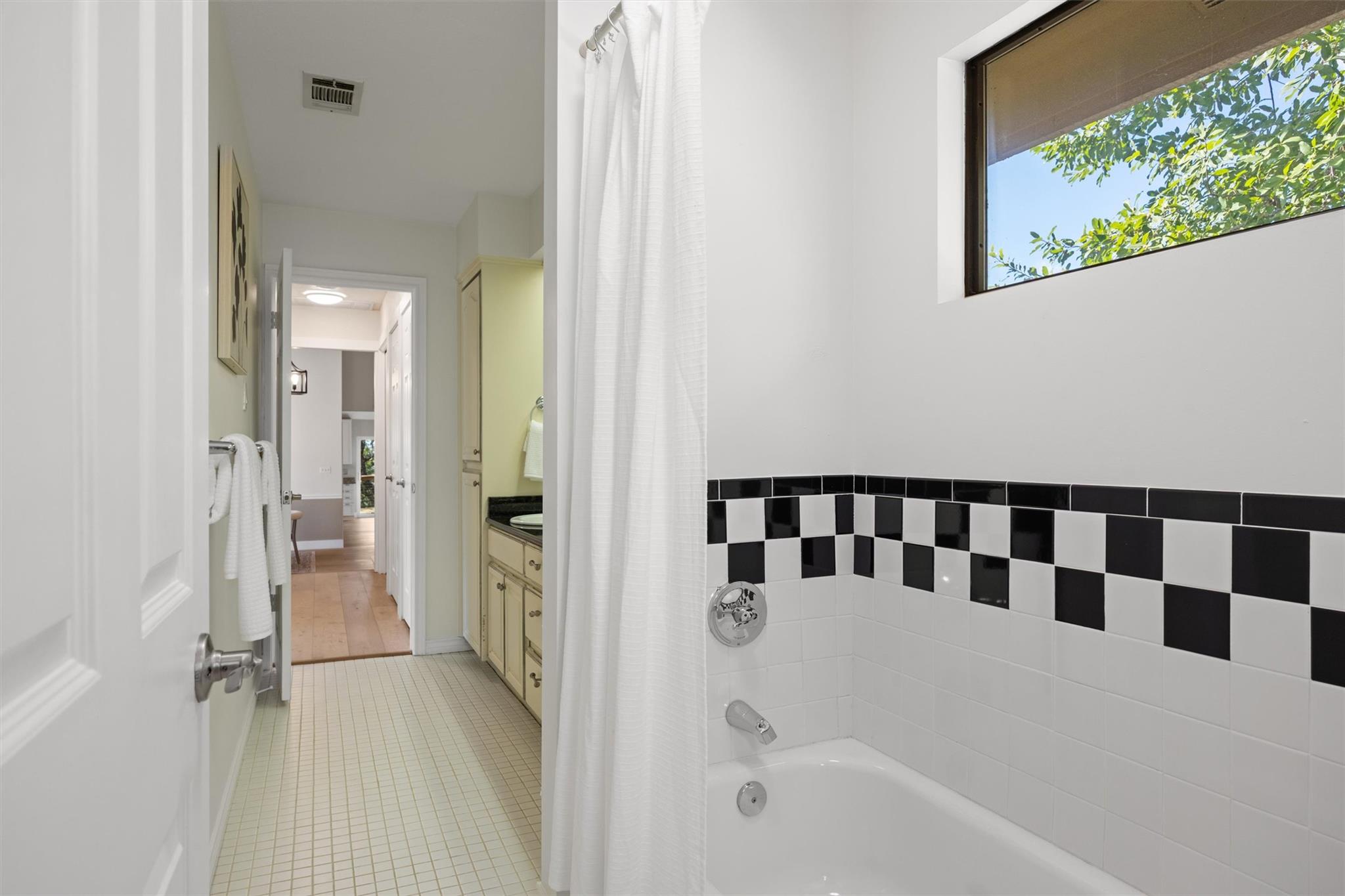 108 Schooner Dr, Lakeway, TX 78738