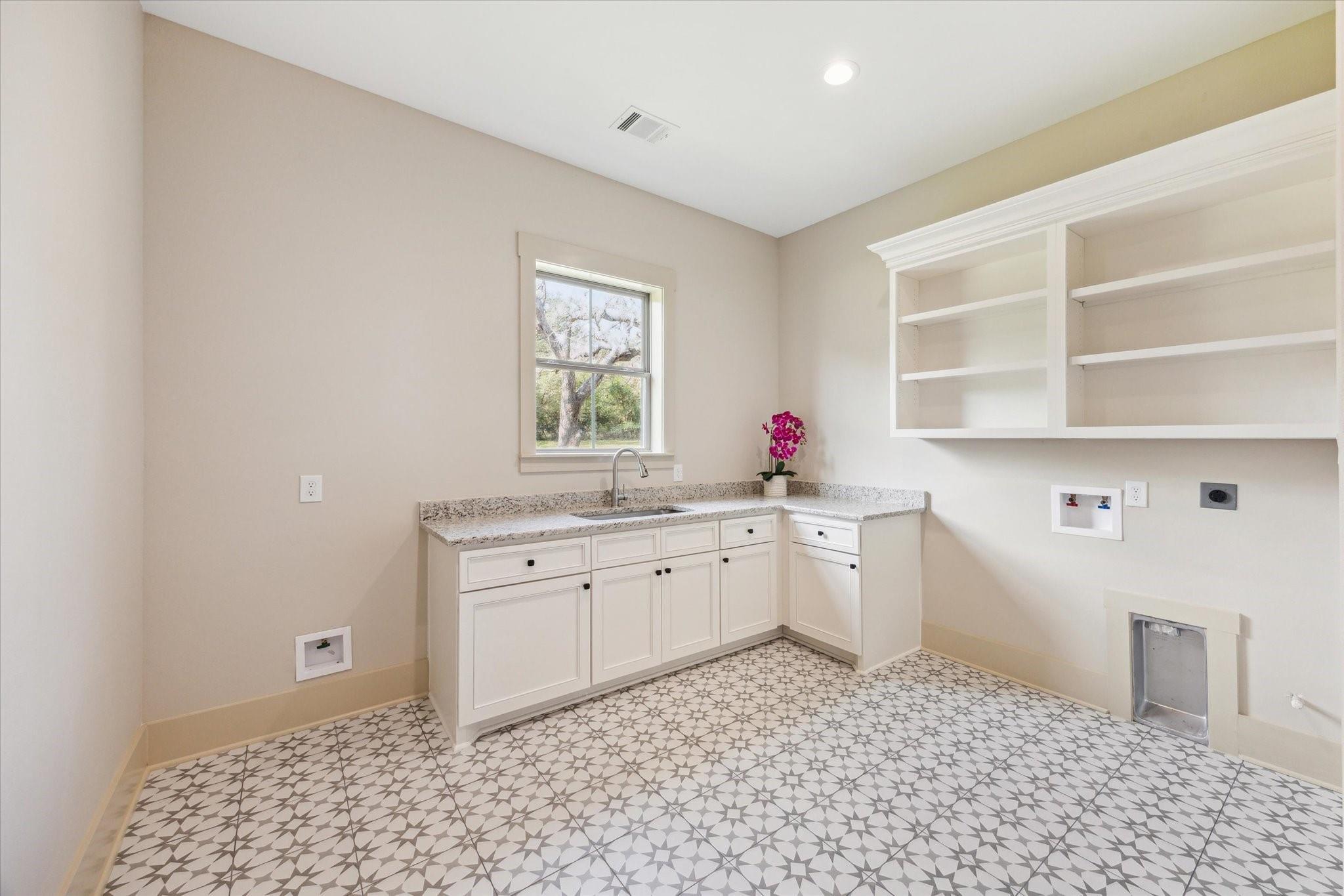 2130 Hartfield Rd, Round Top, TX 78954